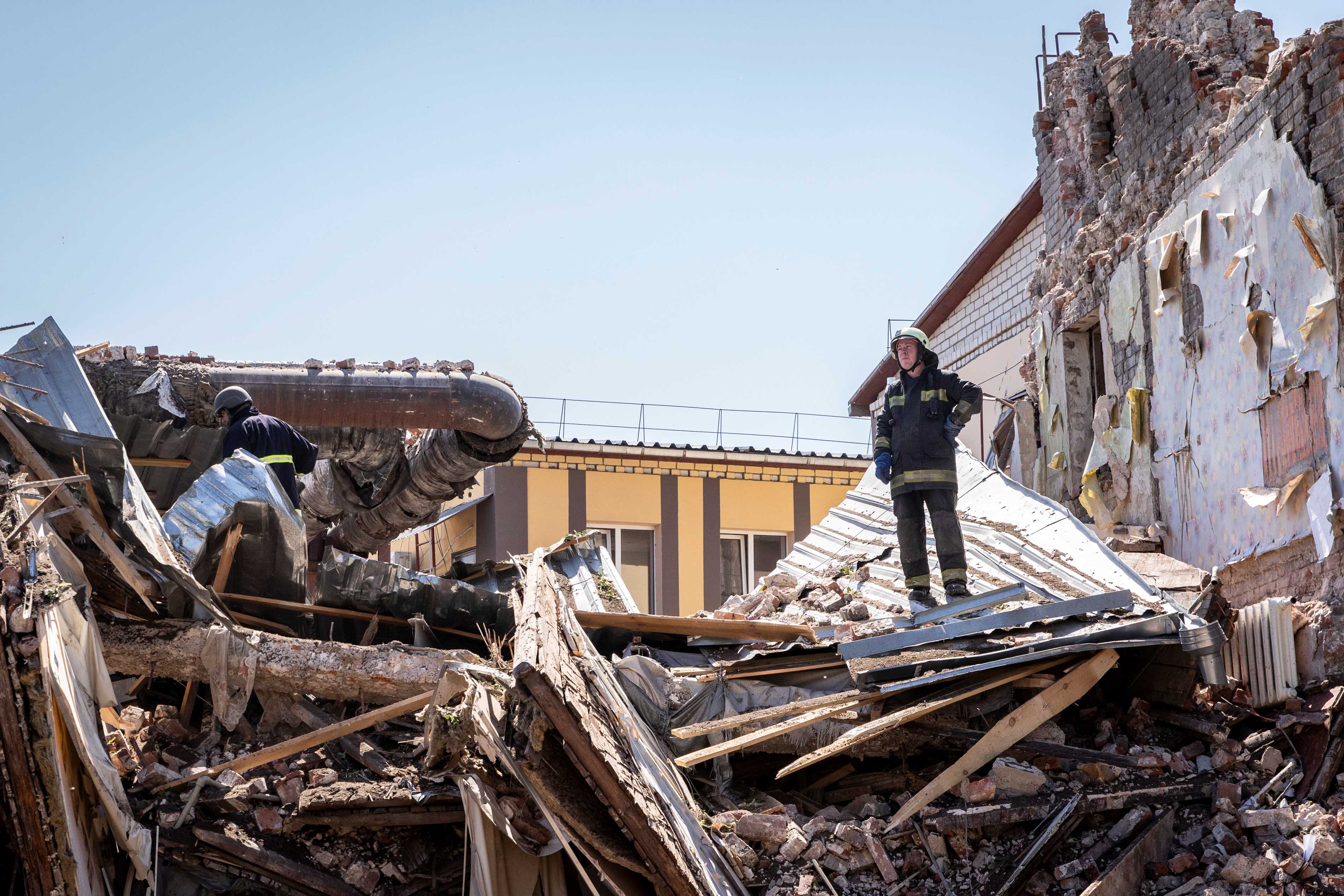Un pompier ukrainien photographié à Kharkiv le 9 juillet 2022, parmi les décombres d'un bâtiment détruit par un missile de croisière russe, qui a également blessé plusieurs civils.