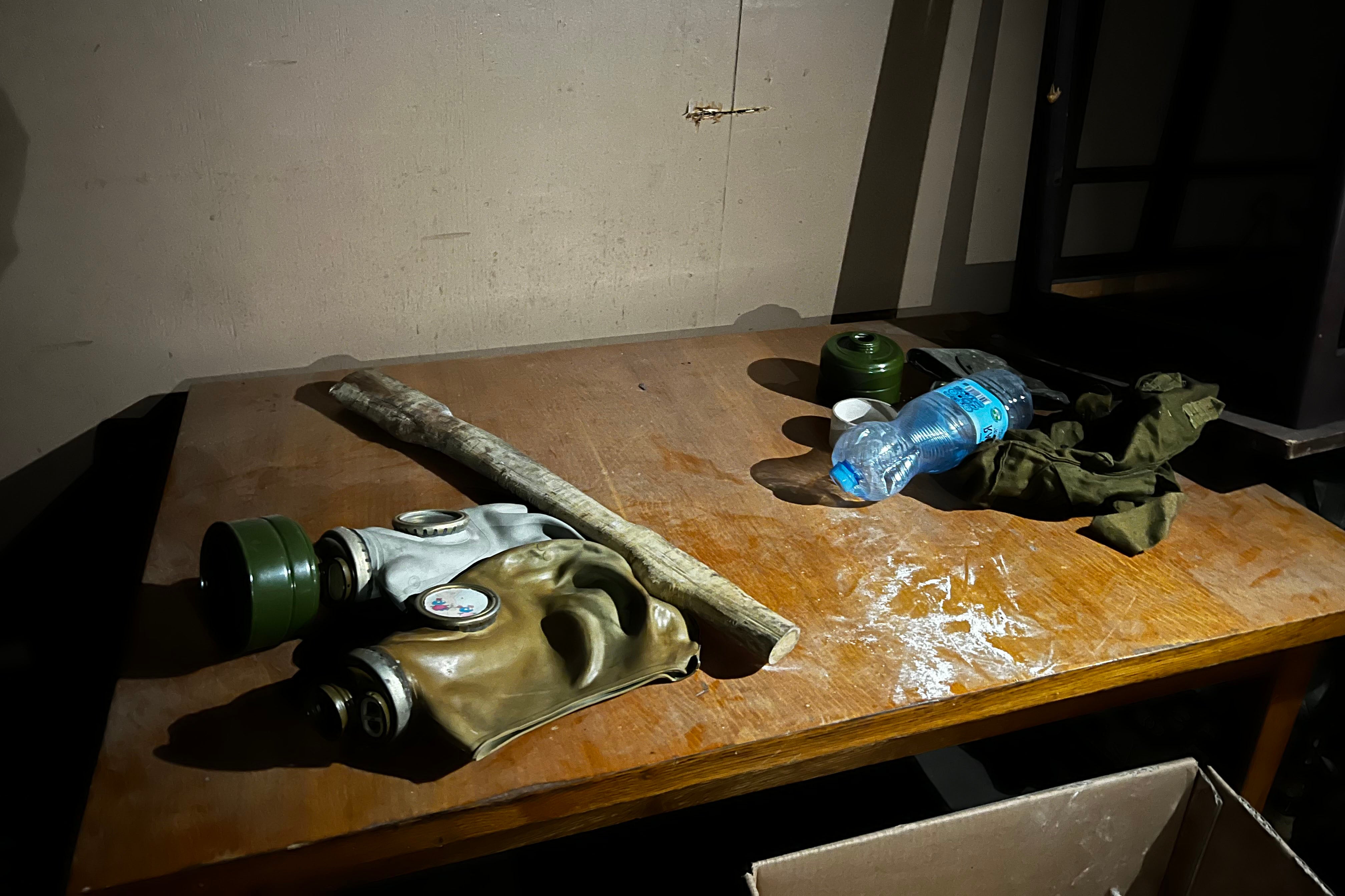 Máscaras de gas abandonadas en una habitación del sótano de la comisaría central de Izium, donde las fuerzas rusas retuvieron y torturaron a numerosas personas. Dos hombres retenidos allí dijeron que sus captores les obligaron a ponerse máscaras de gas en la cara cuando sus gritos por los abusos eran demasiado fuertes, 23 de septiembre de 2022.