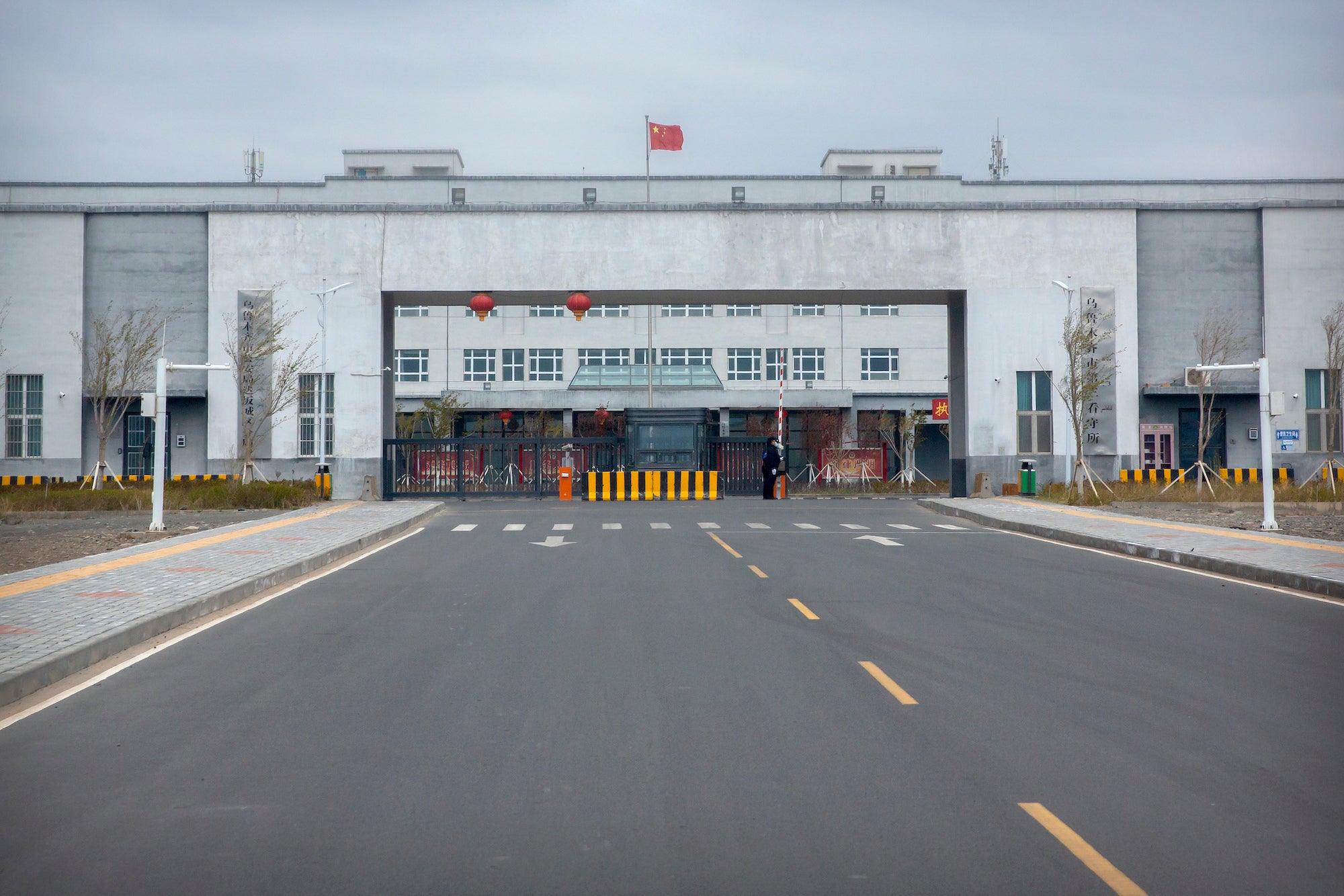 乌鲁木齐第三看守所门口警戒森严，中国新疆维吾尔自治区达坂城区，2021年4月。