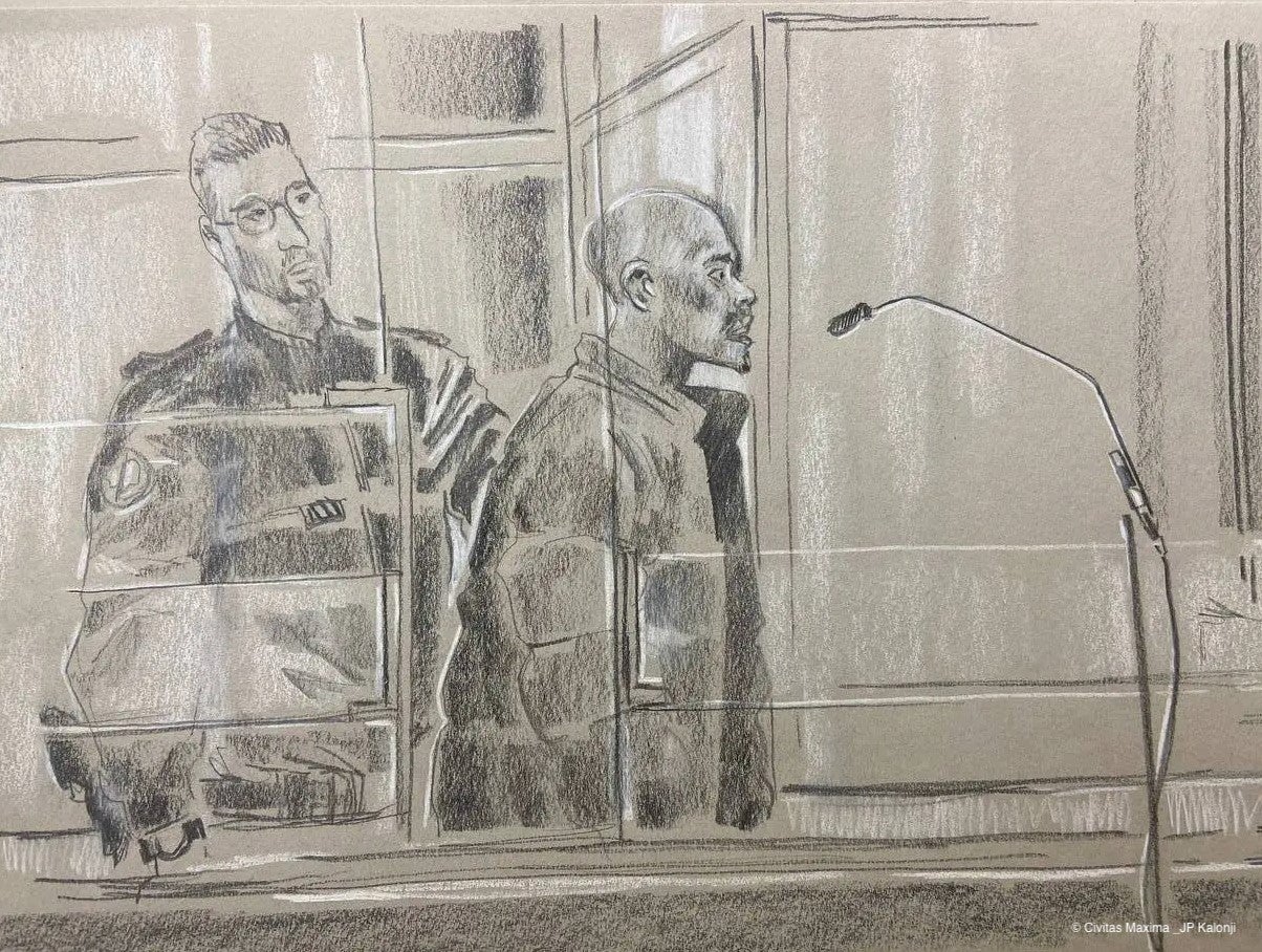 Un croquis de salle d'audience montrant Kunti Kamara s'adressant à la cour d'assises de Paris lors de son procès en octobre 2022.
