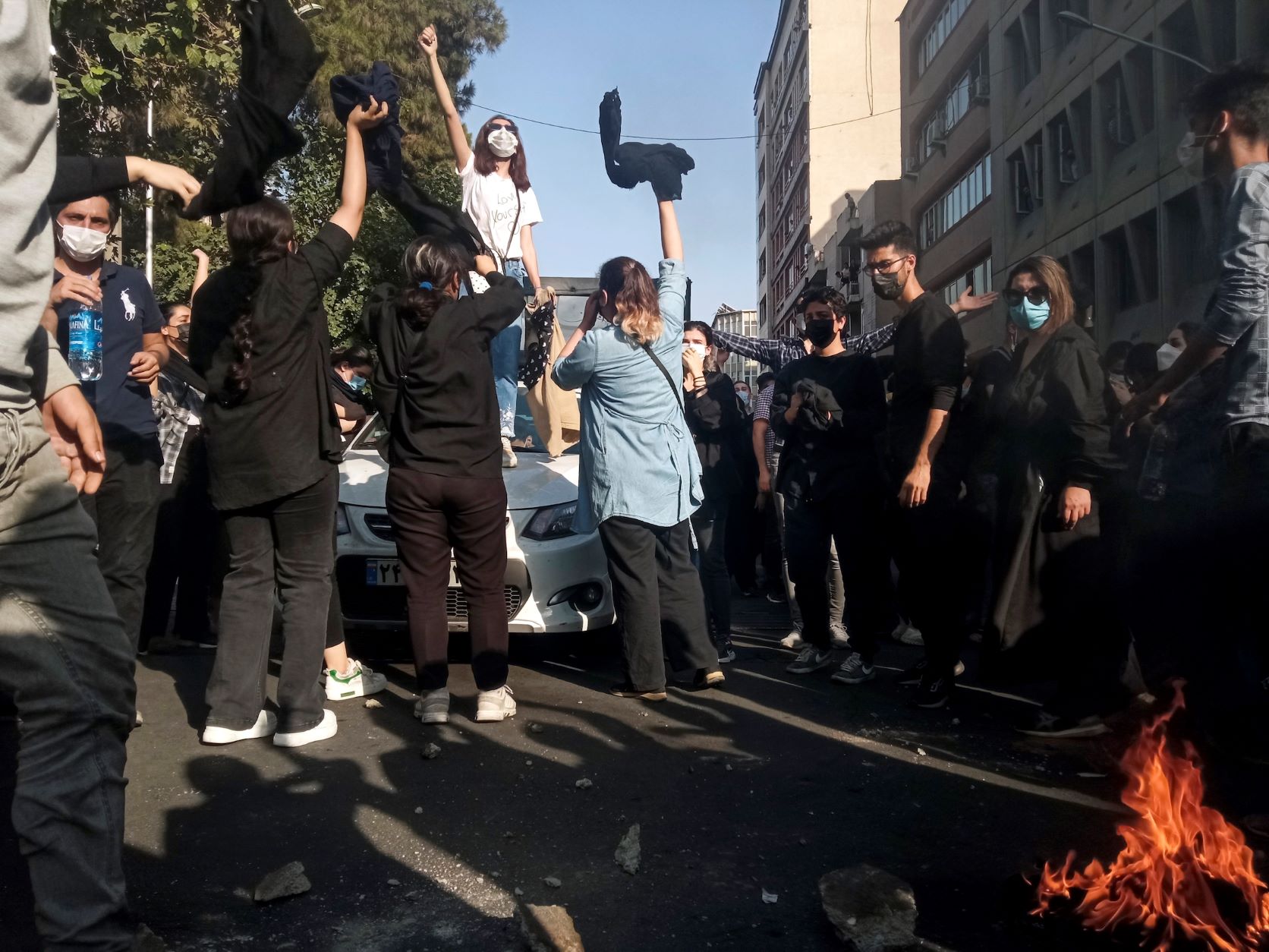 تصویر: اعتراض زنان ایرانی در تاریخ ۱ اکتبر ۲۰۲۲ به مرگ مهسا (ژینا) امینی پس از بازداشت او توسط گشت ارشاد، تهرانعکس از