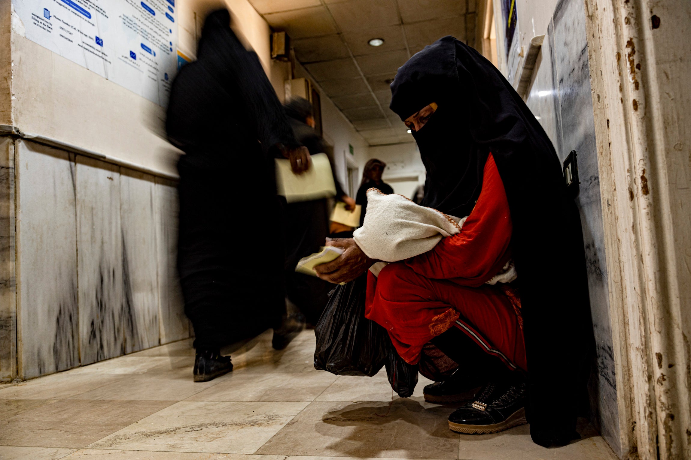 Cette mère tenait son bébé atteint du choléra dans un hôpital de Deir el-Zour, en Syrie, le 29 septembre 2022. 
