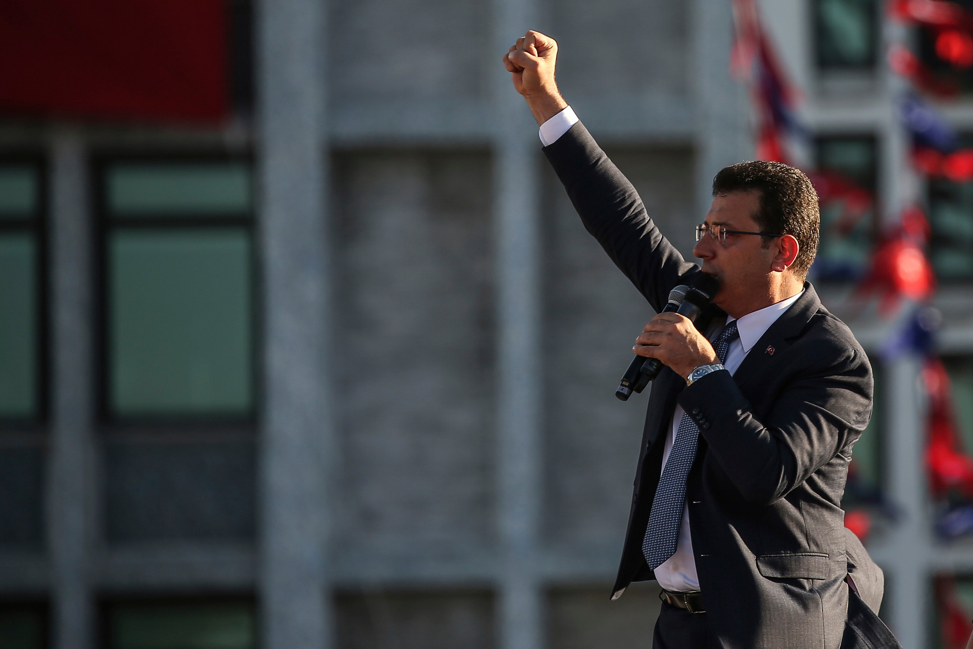 Türkiye'nin ana muhalefet partisi Cumhuriyet Halk Partisi (CHP) İstanbul Büyükşehir Belediye Başkanı Ekrem İmamoğlu, yenilenen İstanbul belediye başkanlığı seçimlerindeki zaferinden günler sonra 27 Haziran 2019 tarihinde İstanbul'da bir konuşma yapıyor.
