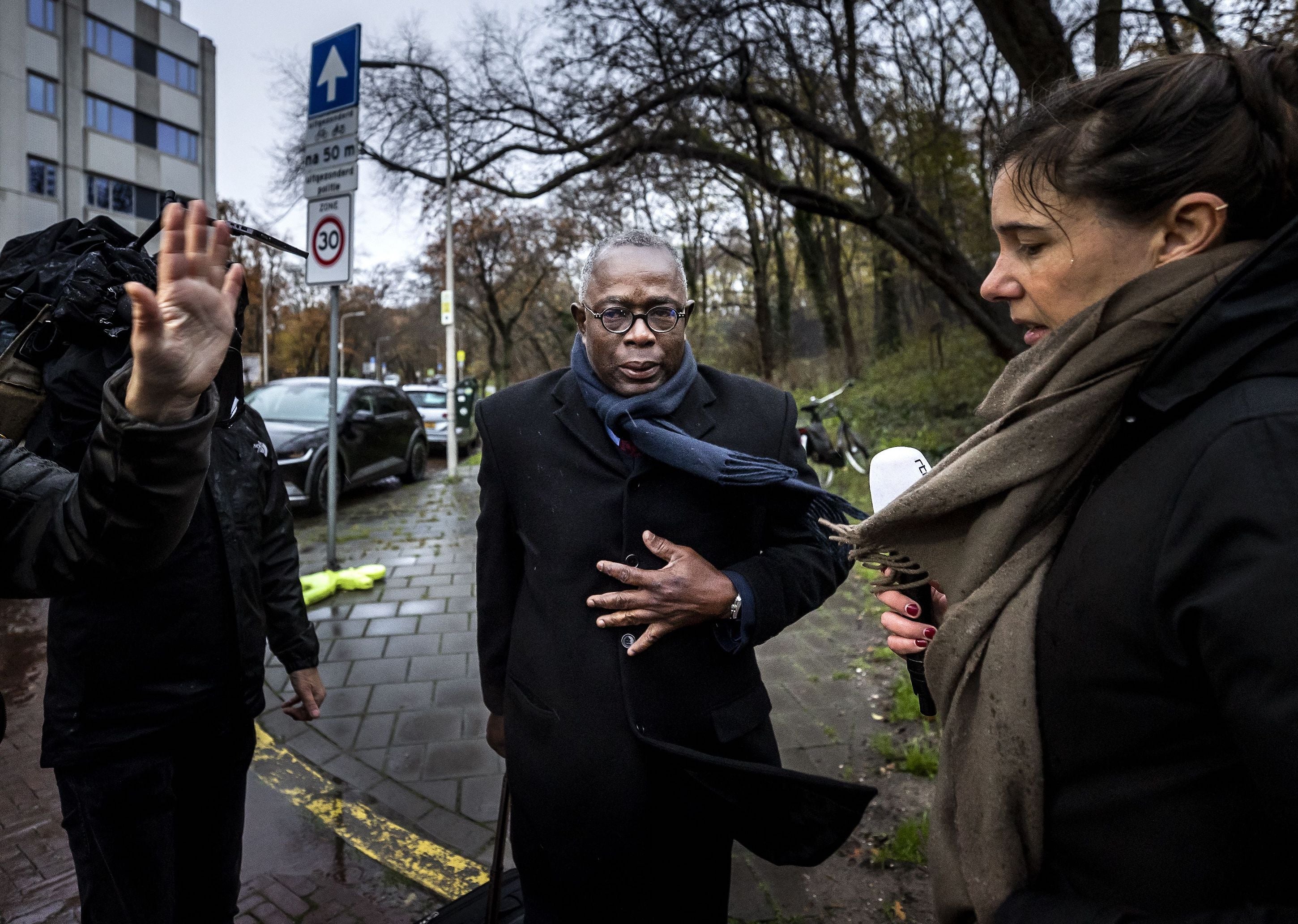 Johan Roozer, van het Surinaams Nationaal Comité Herdenking Slavernij, komt aan op 8 december 2022 bij het Catshuis in Den Haag voor een gesprek over excuses voor het Nederlandse slavernijverleden.