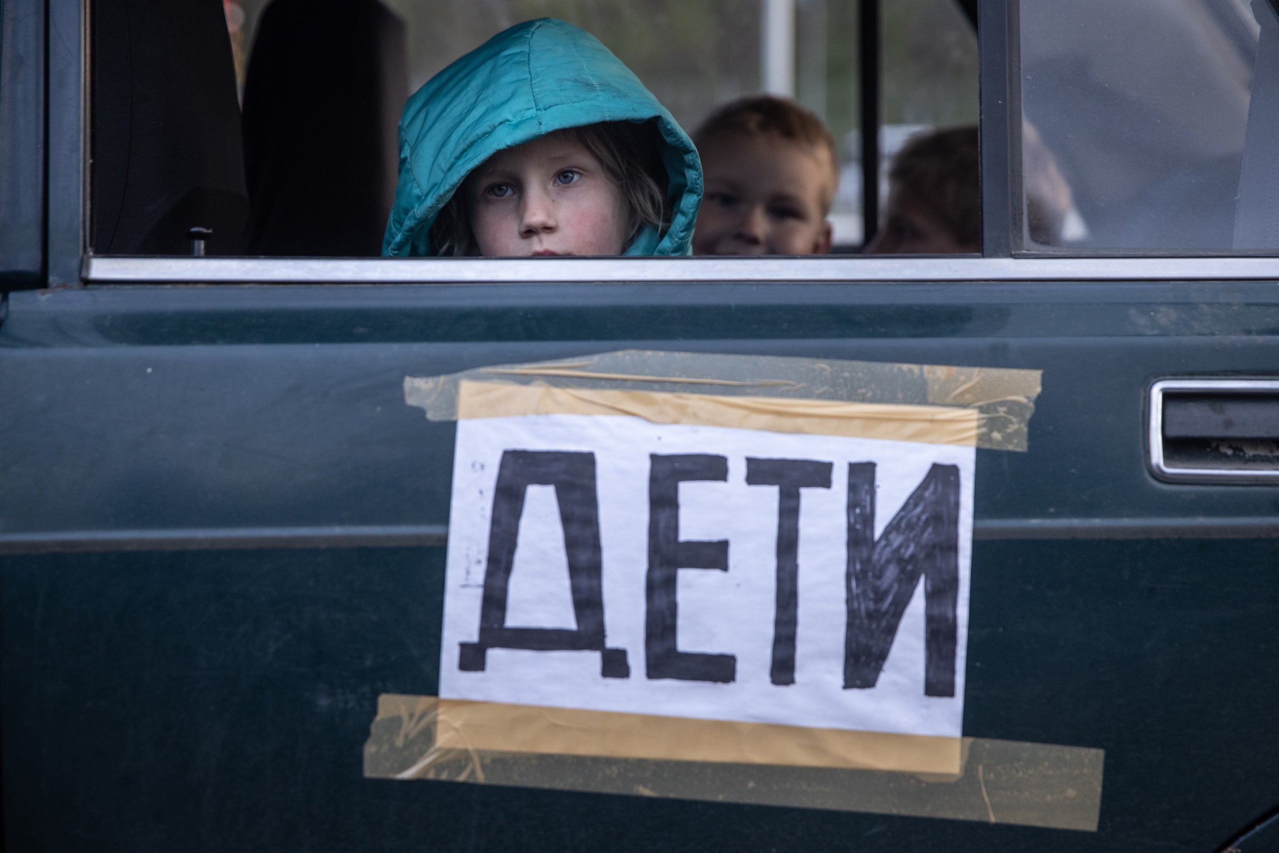 Une fillette ukrainienne regardait par la fenêtre de la voiture de sa famille, originaire de Marioupol, à un point d'évacuation mis en place pour les personnes fuyant les zones sous contrôle russe, le 2 mai 2022.  