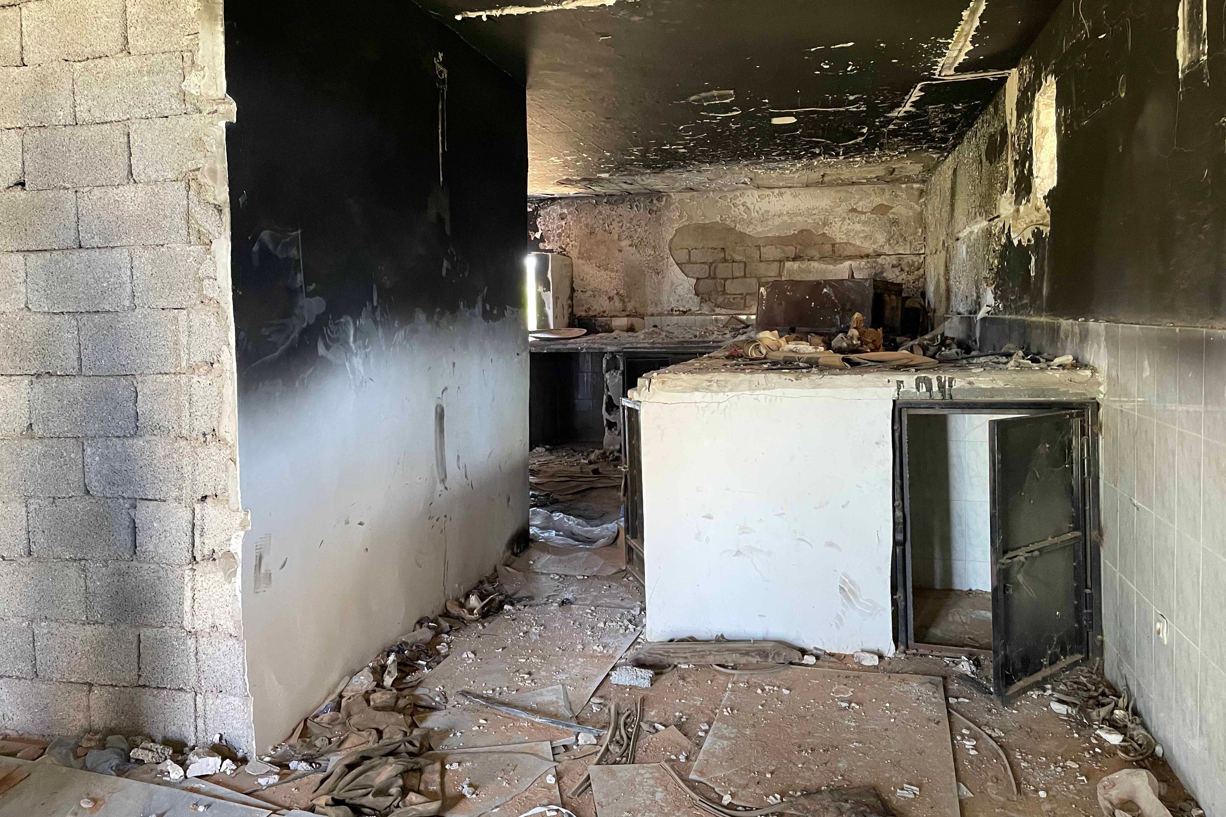 زنازين مهجورة ومحروقة في سجن تم استحداثه ويعرف بـ "سجن الصناديق"، استخدُم لاحتجاز المعتقلين، وإساءة معاملتهم، وإخفائهم خلال نزاع 2019-2020.