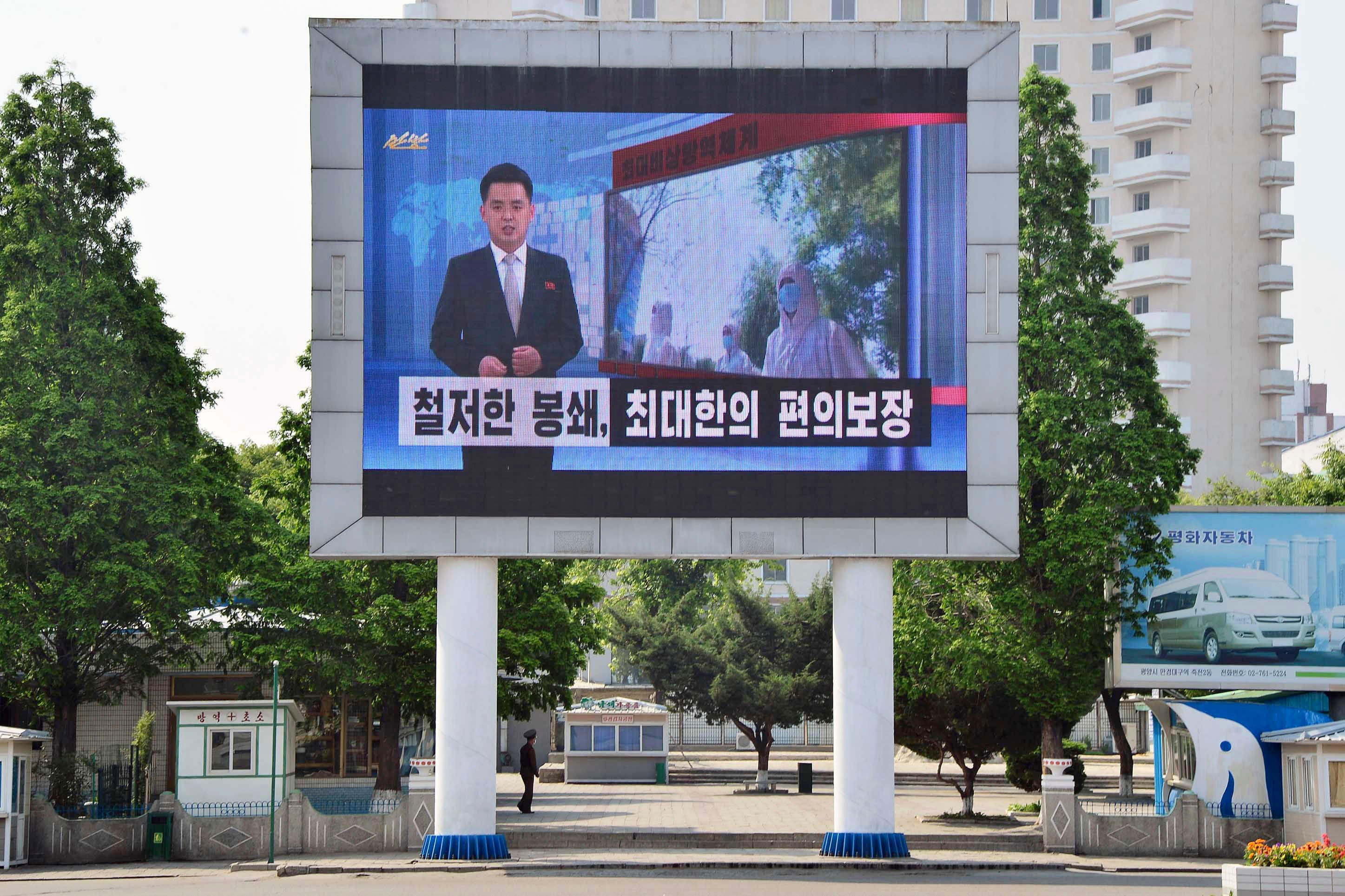 2022년 5월 23일, 평양에 있는 한 전광판에서 주민들에게 코로나19 감염에 주의할 것을 촉구하는 방송이 나오고 있다. 