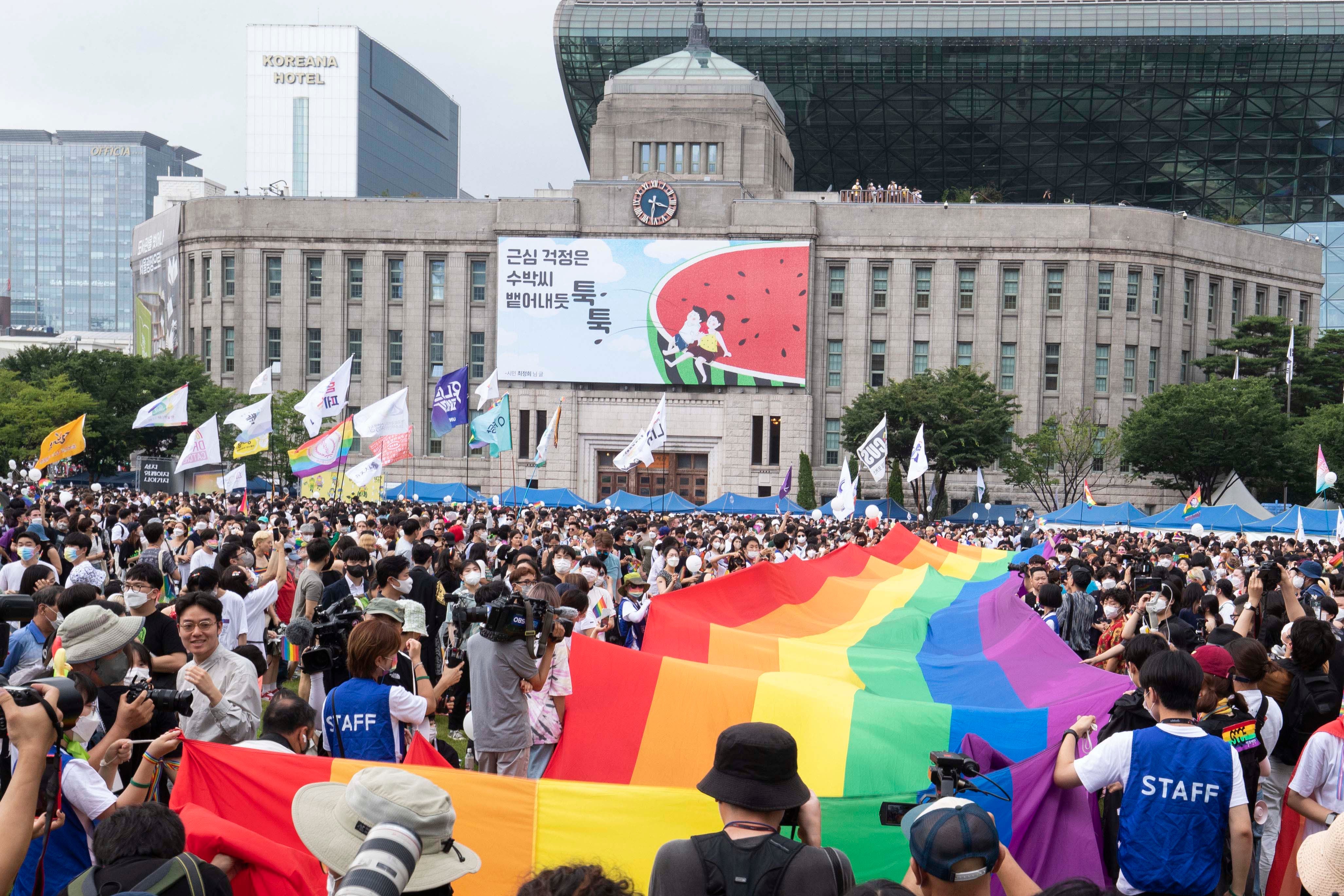 2022년 7월 16일, 서울시청 앞에서 퀴어퍼레이드가 진행 중이다.