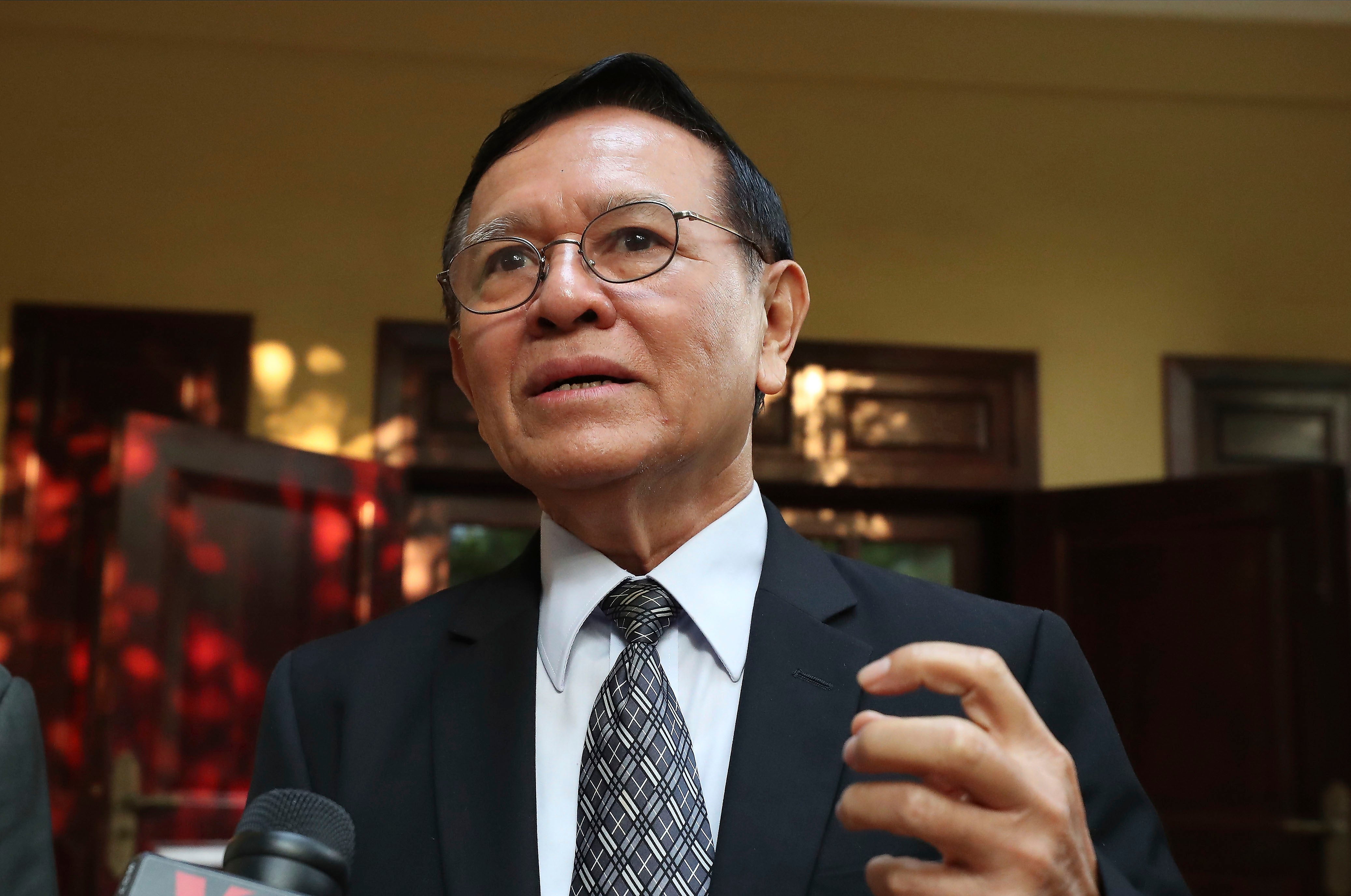 Kem Sokha, chef de l’opposition au Cambodge, répondait aux questions d’un journaliste à son domicile à Phnom Penh le 16 janvier 2020, peu avant de se rendre au tribunal pour une nouvelle audience du procès le visant. 