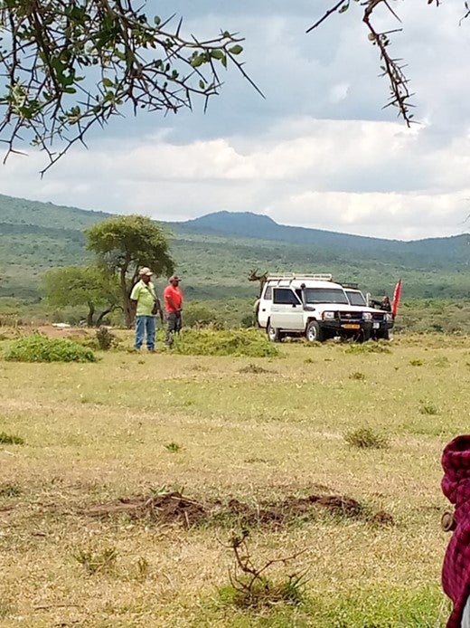 Maofisa wa usalama wa Tanzania wakiingilia mkutano wa jamii kata ya Ololosokwan, Arusha, Tanzania, tarehe 9 Juni, 2022, wakati wakazi walipokuwa wanajadili hatua ya serikali kutenga eneo la hifadhi ya wanyama pori ambalo litawazuia watu kufika nyumbani kwao, katika ardhi yao na katika vyanzo vya maji.