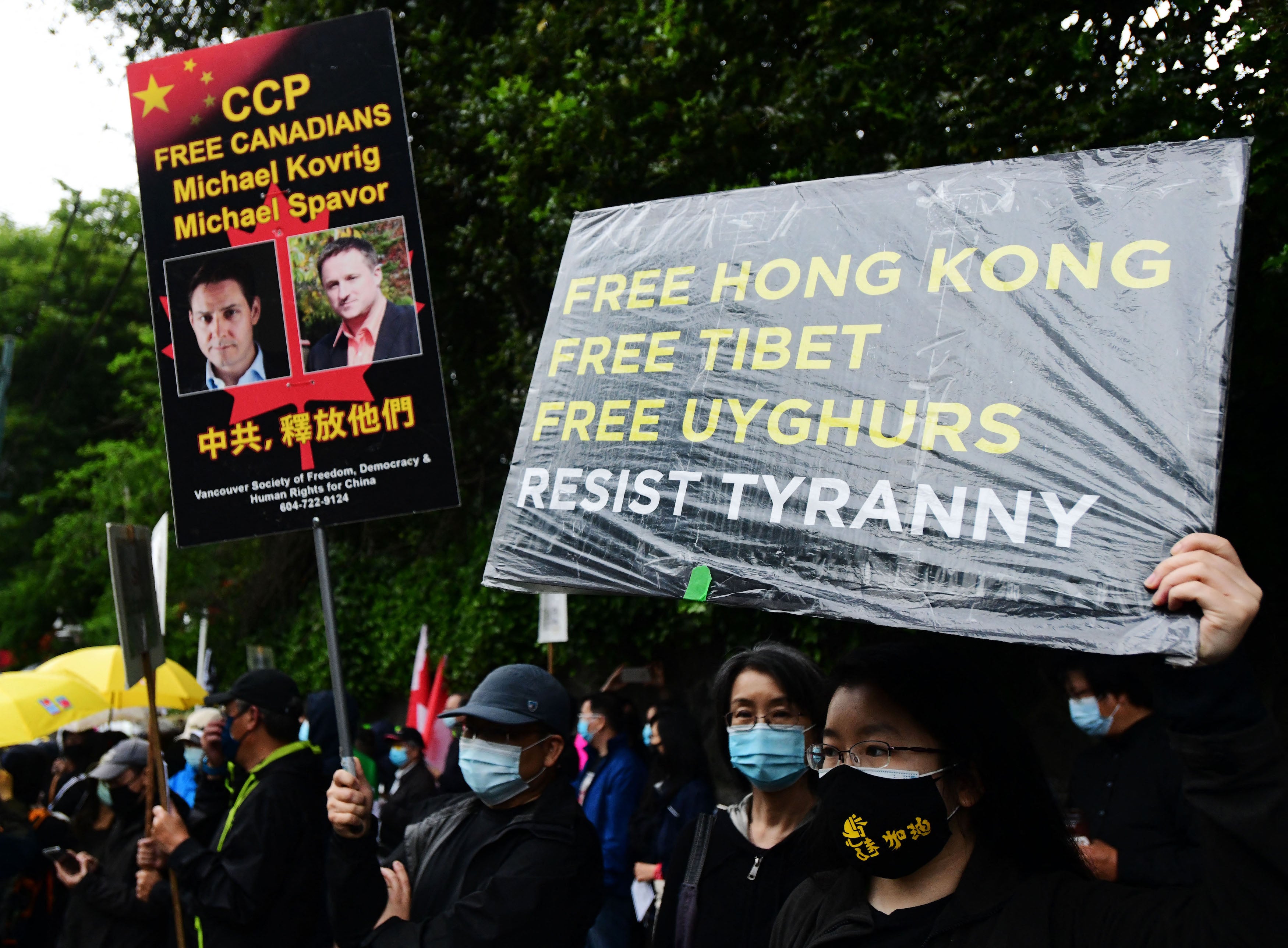 出席六四屠殺32週年追悼會的民眾在中國領事館門外抗議，加拿大溫哥華，2021年6月4日。