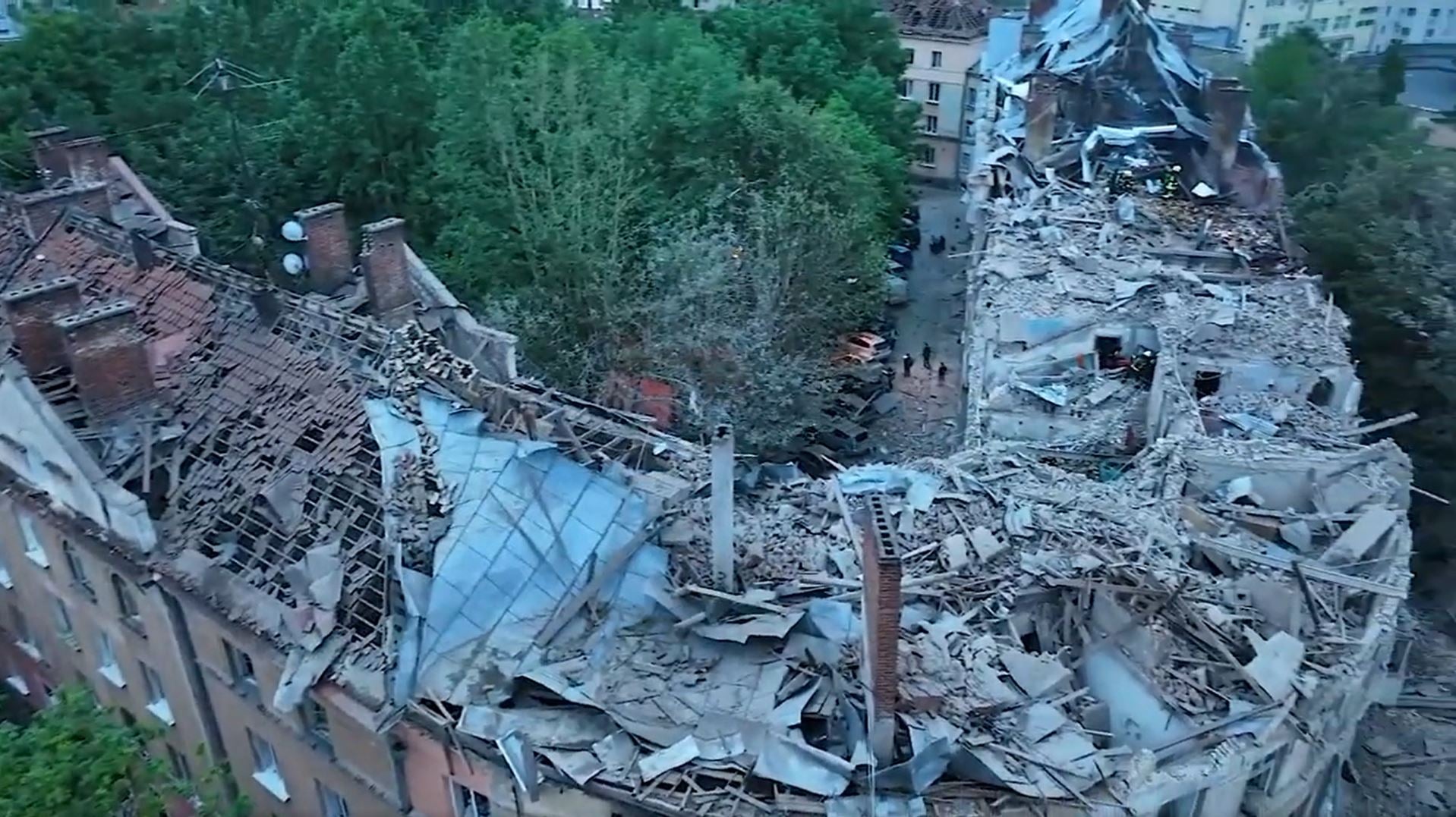 Кадр з відеозапису, зробленого з дрона Державною службою України з надзвичайних ситуацій вранці 6 липня 2023 року, на якому видно дах багатоквартирного будинку на розі вулиць Академіка Сахарова та Стрийської у місті Львові, серйозно пошкоджений внаслідок влучання російської крилатої ракети. 