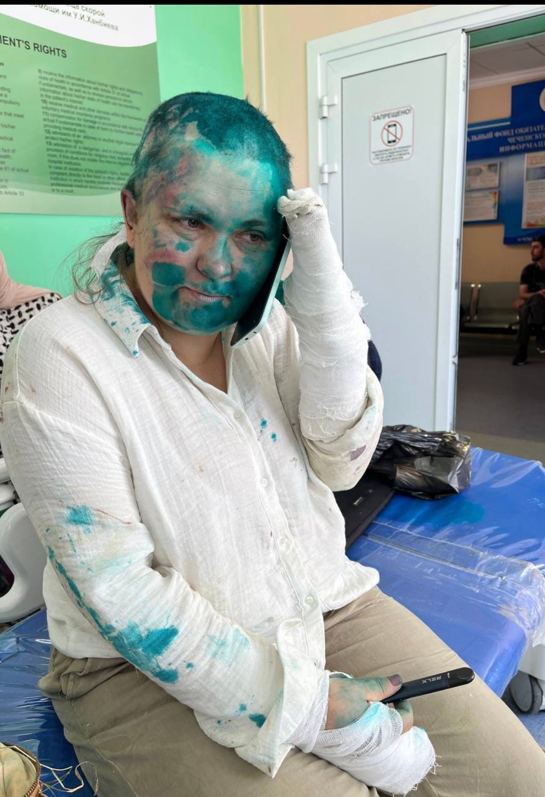 Elena Milashina, photographiée le 4 juillet 2023 dans un hôpital de Grozny, la capitale de la république de Tchétchénie en Russie, après avoir été violemment agressée plus tôt dans la journée.