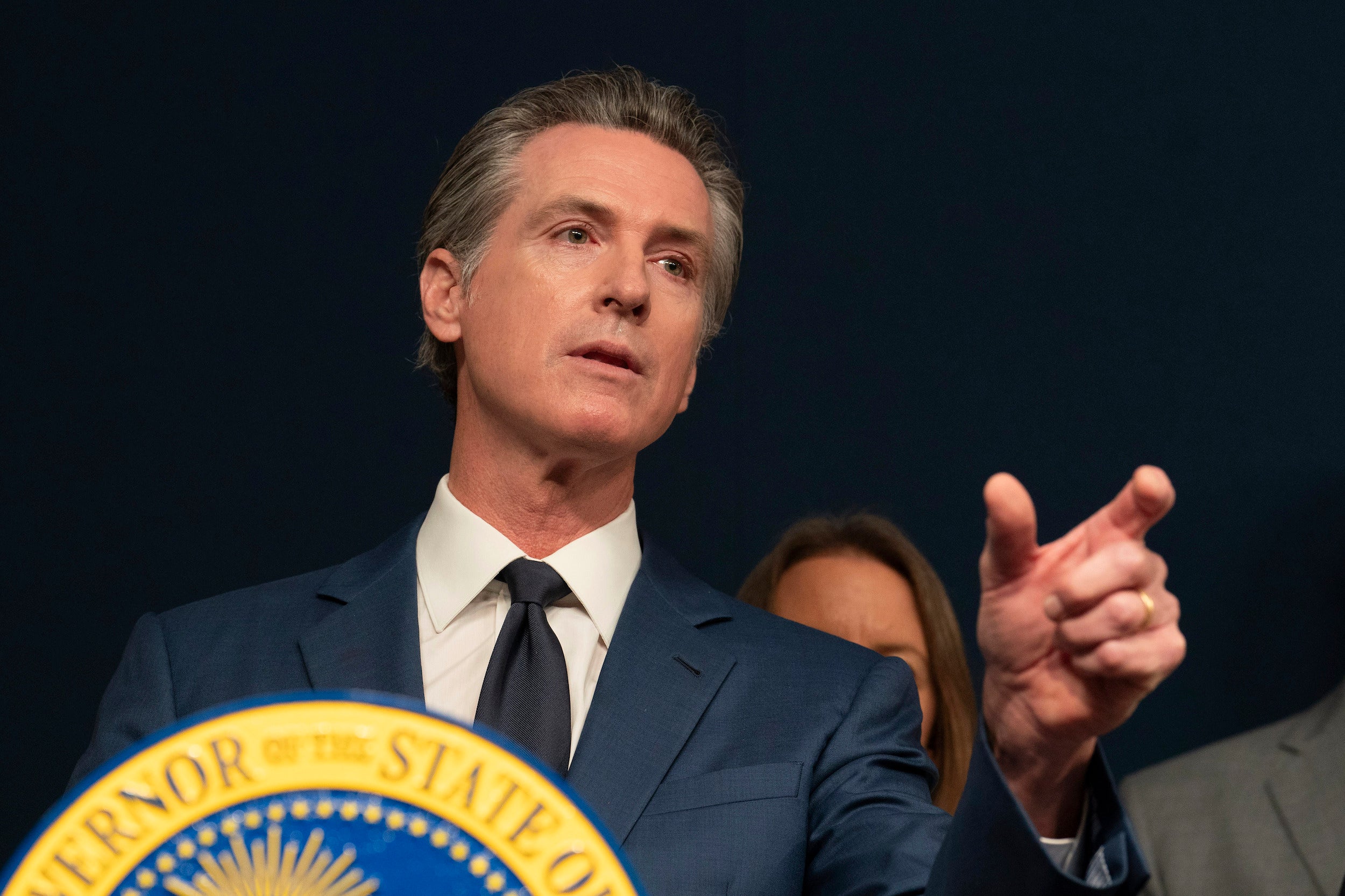 加州州长加文・纽瑟姆（Gavin Newsom）出席新闻发布会，加州沙加缅度，2023年9月26日。