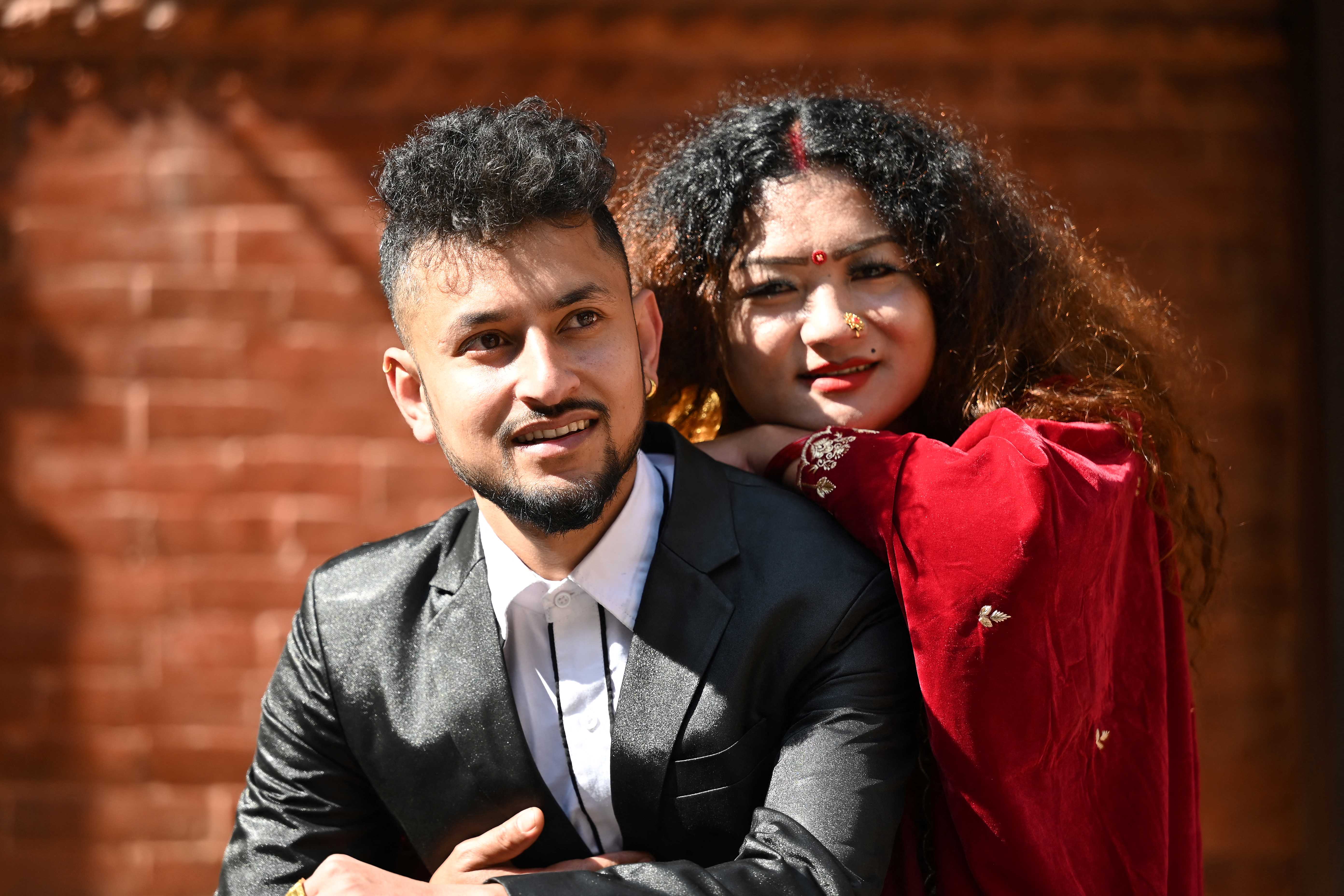 २०८० साल मङ्सिर १५ गते काठमाडौँमा विवाह प्रमाण पत्र प्राप्त गरेपछि तस्बिर खिचाउँदै एलजीबिटिक्यु दम्पत्ति सुरेन्द्र पाण्डे (बायाँ) तथा ट्रान्सजेन्डर महिला माया गुरुङ 
