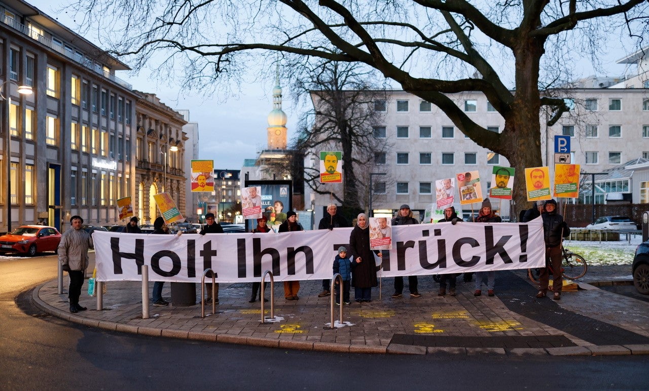 Eine Mahnwache am 18. Januar 2024 in Dortmund, Deutschland, zum Jahrestag der Abschiebung des tadschikischen Oppositionsaktivisten Abdullohi Shamsiddin. 