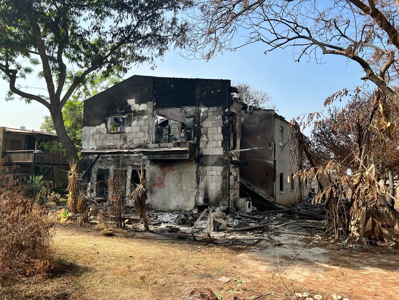 Façade calcinée d’une maison détruite le 7 octobre 2023 par des combattants du Hamas dans le kibboutz Be'eri, dans le sud d'Israël, photographiée le 5 novembre 2023.