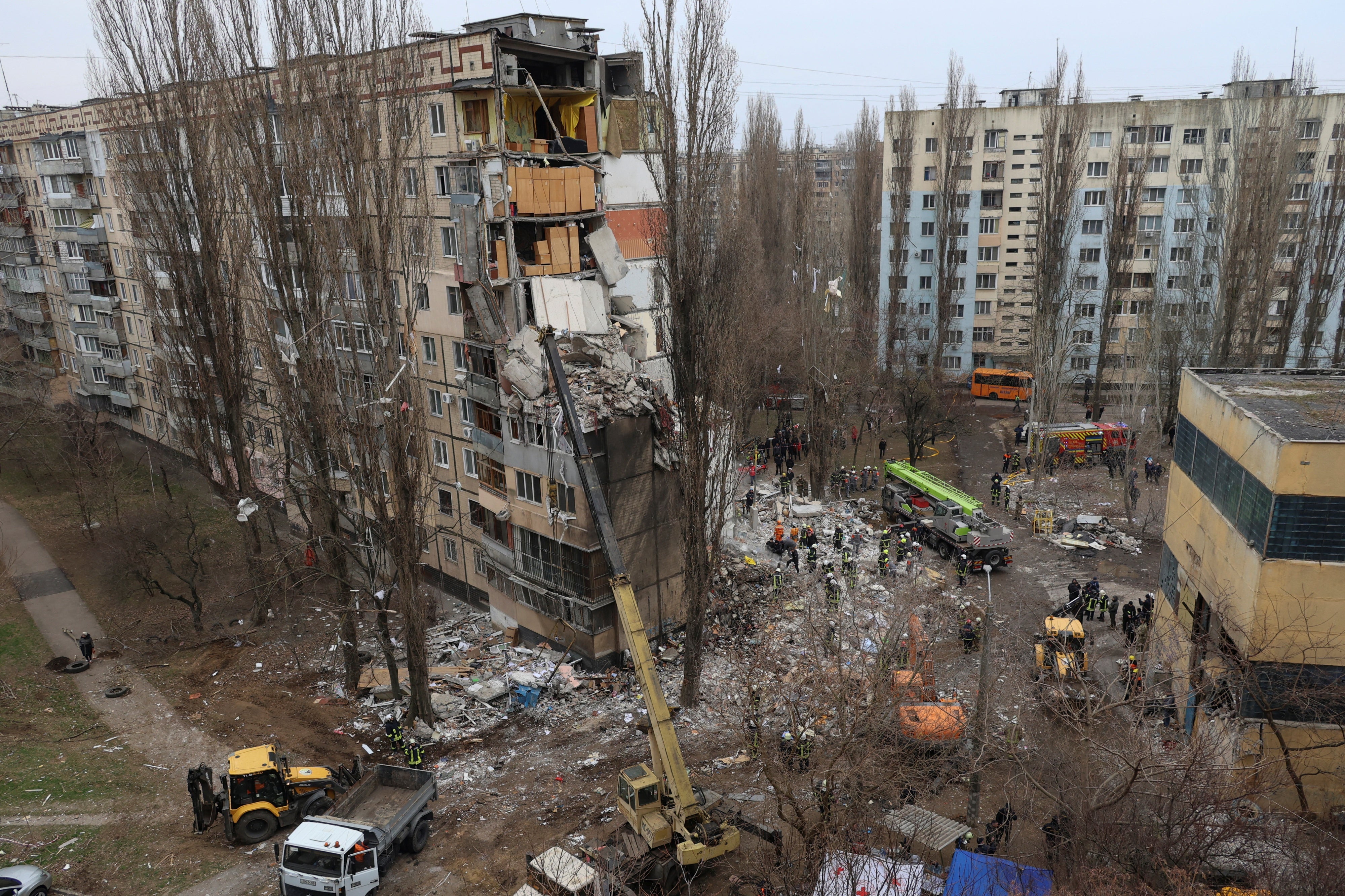 Ein stark beschädigtes Wohnhaus bei einem russischen Drohnenangriff in Odessa, Ukraine, 2. März 2024.