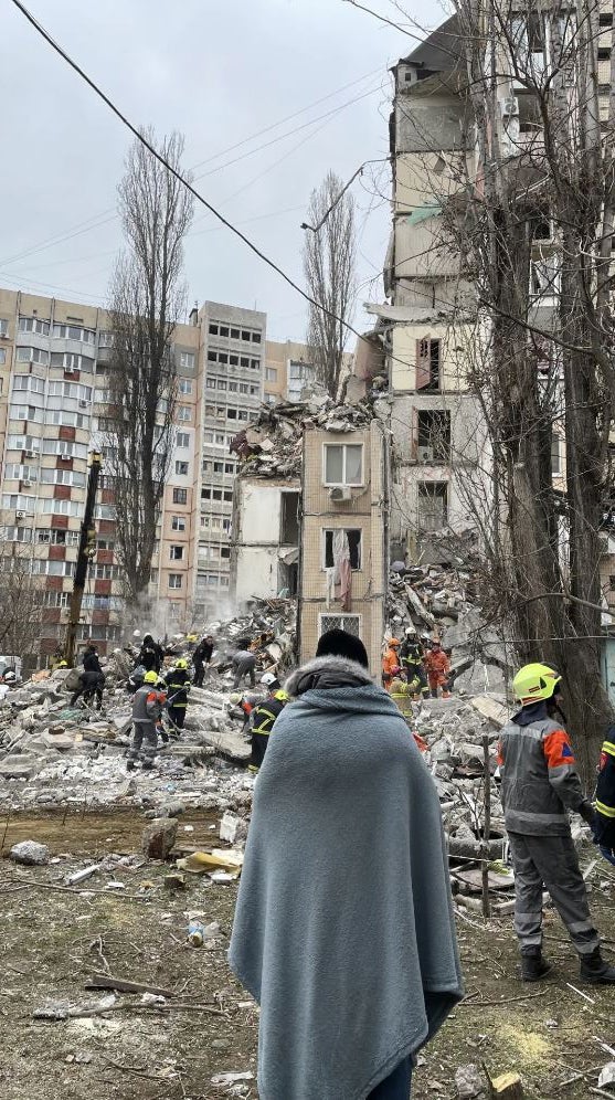 Serhii Gaidarzhi sieht zu, wie Rettungskräfte nach den Leichen seiner Frau Anna Gaidarzhi und des vier Monate alten Sohnes Tymofii suchen, die beide bei dem Drohnenangriff getötet wurden. Odessa, 2. März 2024. 
