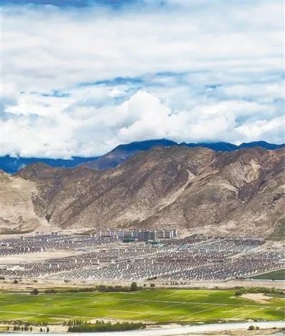 Planned city at the foot of a mountain 