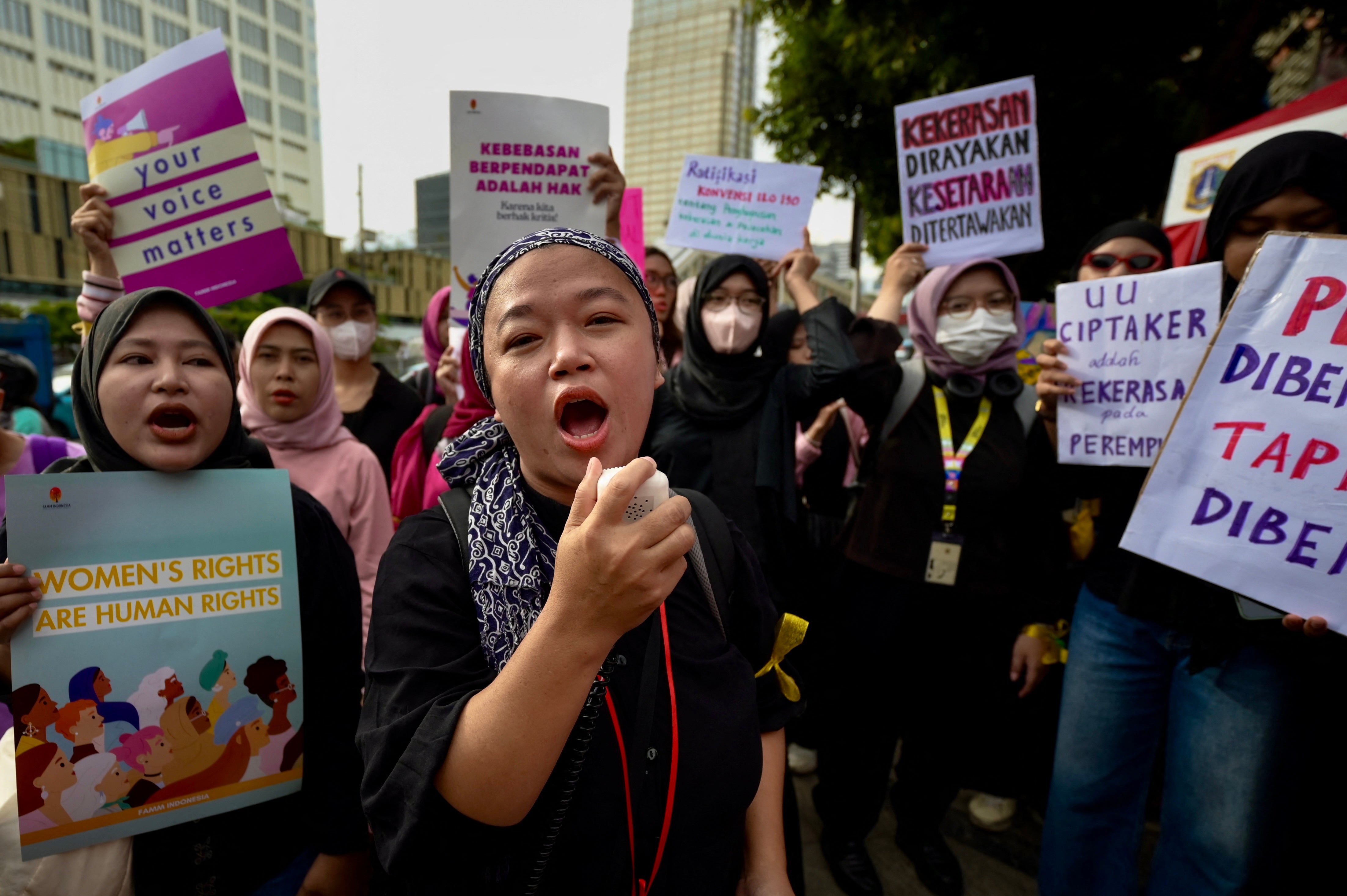 Sejumlah perempuan berpawai untuk menuntut pemerintah Indonesia agar mengesahkan undang-undang anti-diskriminasi dan mengadvokasi penghapusan kekerasan dan pelecehan seksual di tempat kerja, 8 Maret 2024.
