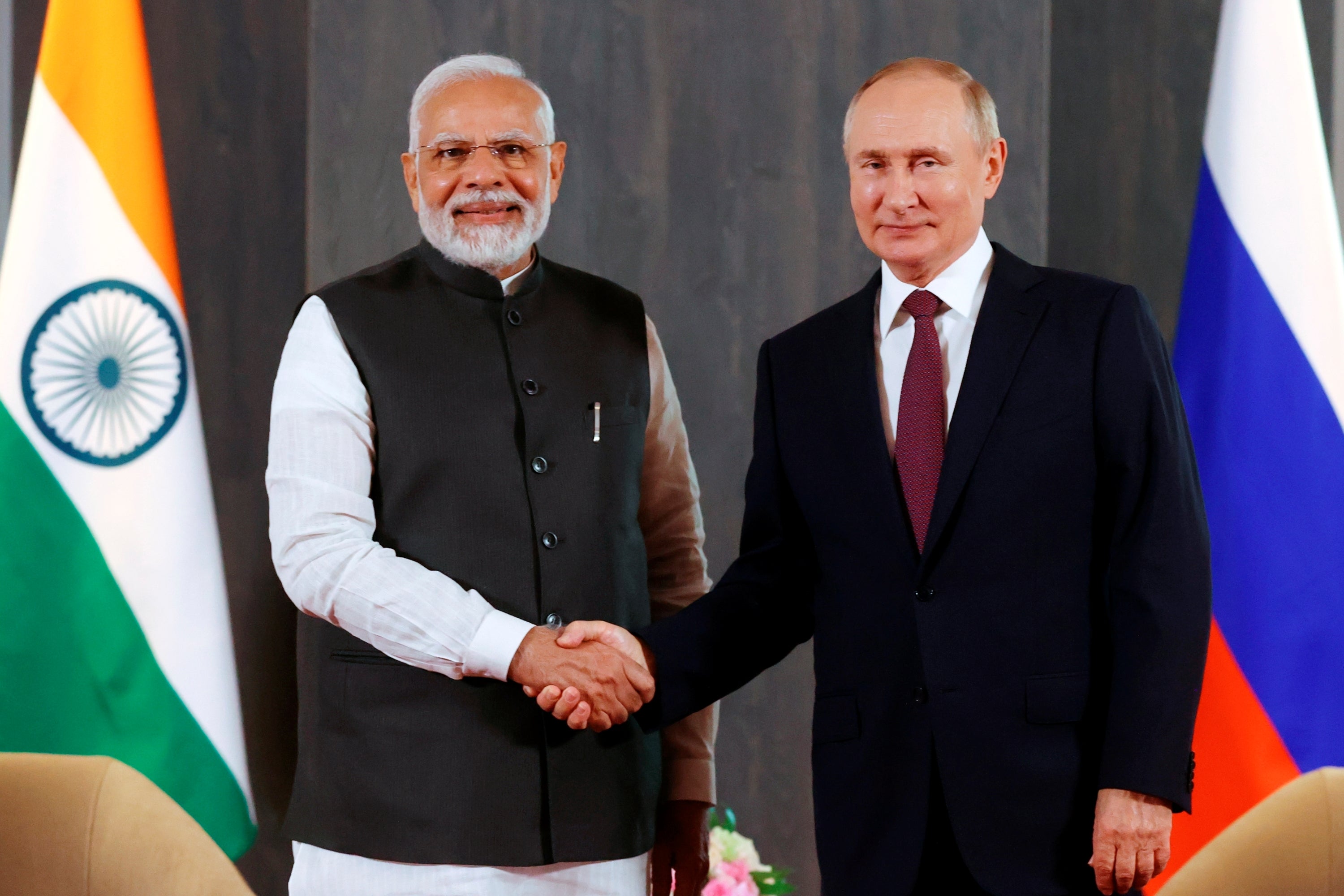 Le président russe Vladimir Poutine, à droite, et le Premier ministre indien Narendra Modi posent pour une photo en se serrant la main avant leur entretien en marge du sommet de l'Organisation de coopération de Shanghai (OCS) à Samarkand, en Ouzbékistan, le 16 septembre 2022. 