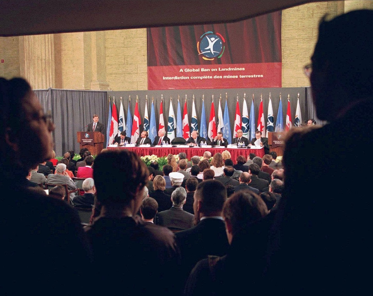 El Ministro de Asuntos Exteriores de Canadá, Lloyd Axworthy, durante su intervención en la firma del Tratado de Prohibición Mundial de Minas Terrestres y el Foro de Acción contra las Minas en Ottawa, Canadá, el 2 de diciembre de 1997.