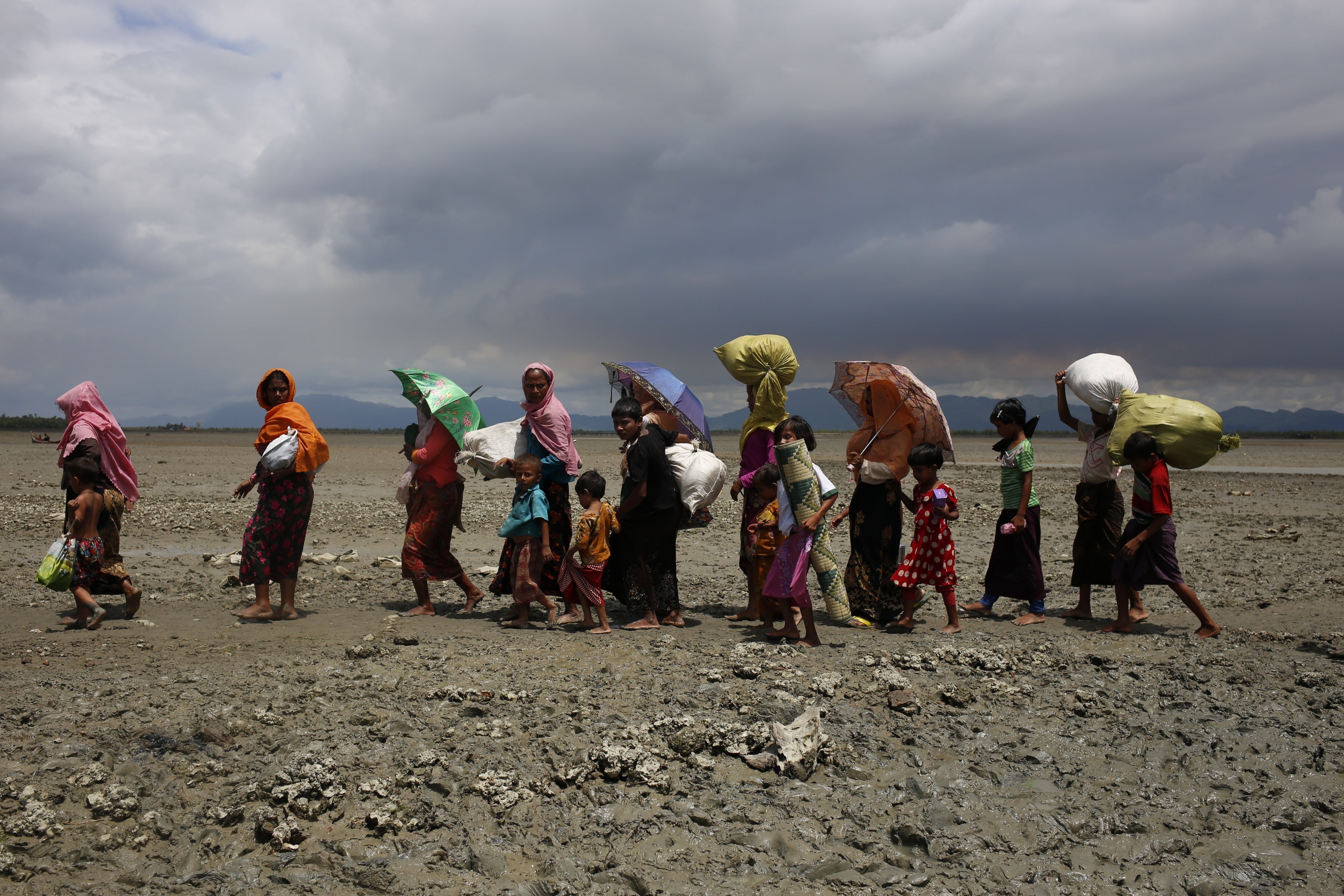 Des Rohingyas ayant fui le Myanmar marchaient vers un camp réfugiés à Teknaf, au Bangladesh, le 13 septembre 2017.