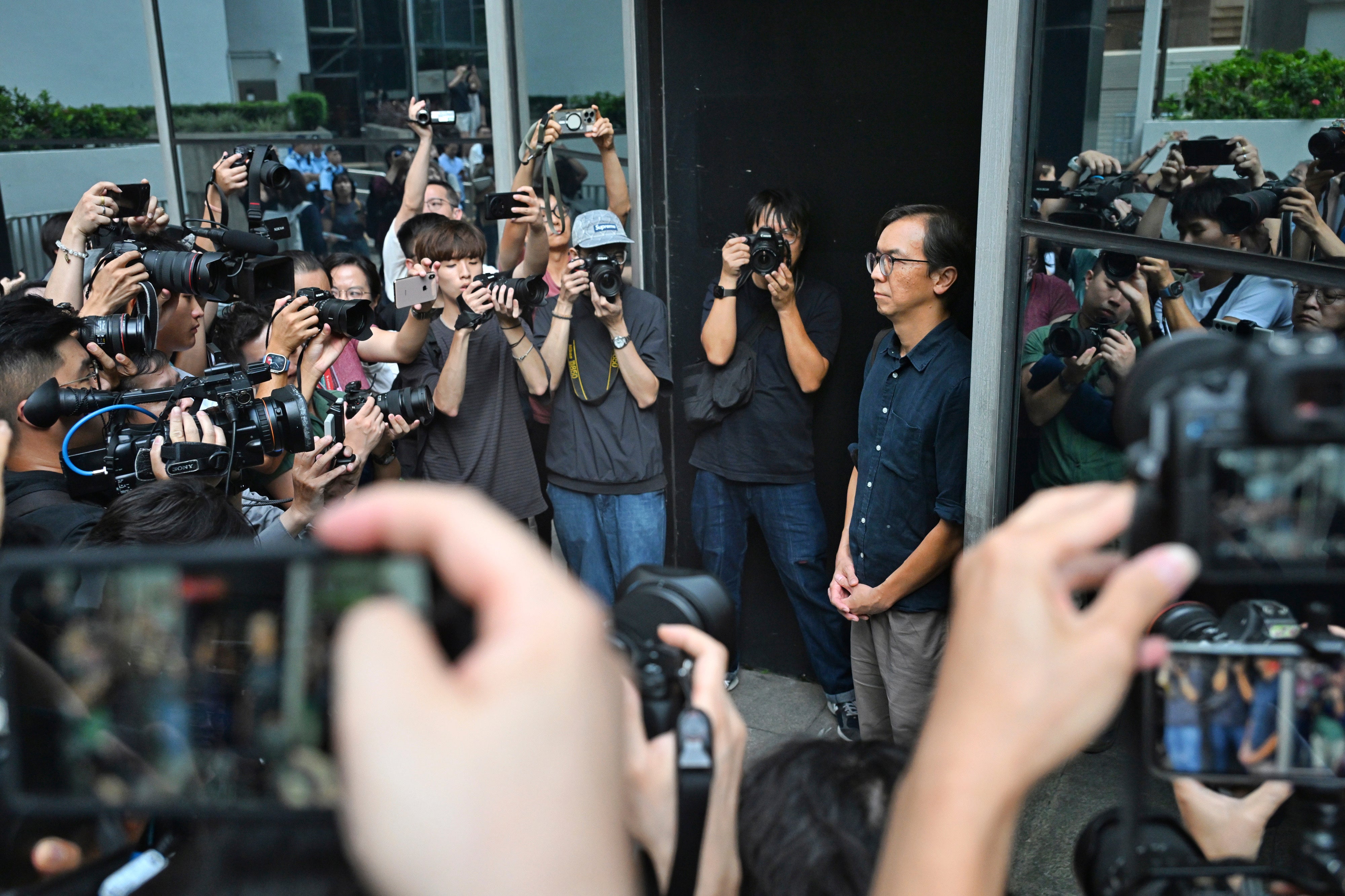 已被關閉的香港《立場新聞》前總編鍾沛權遭政治動機定罪後被獲准保釋，香港，2024年8月29日。