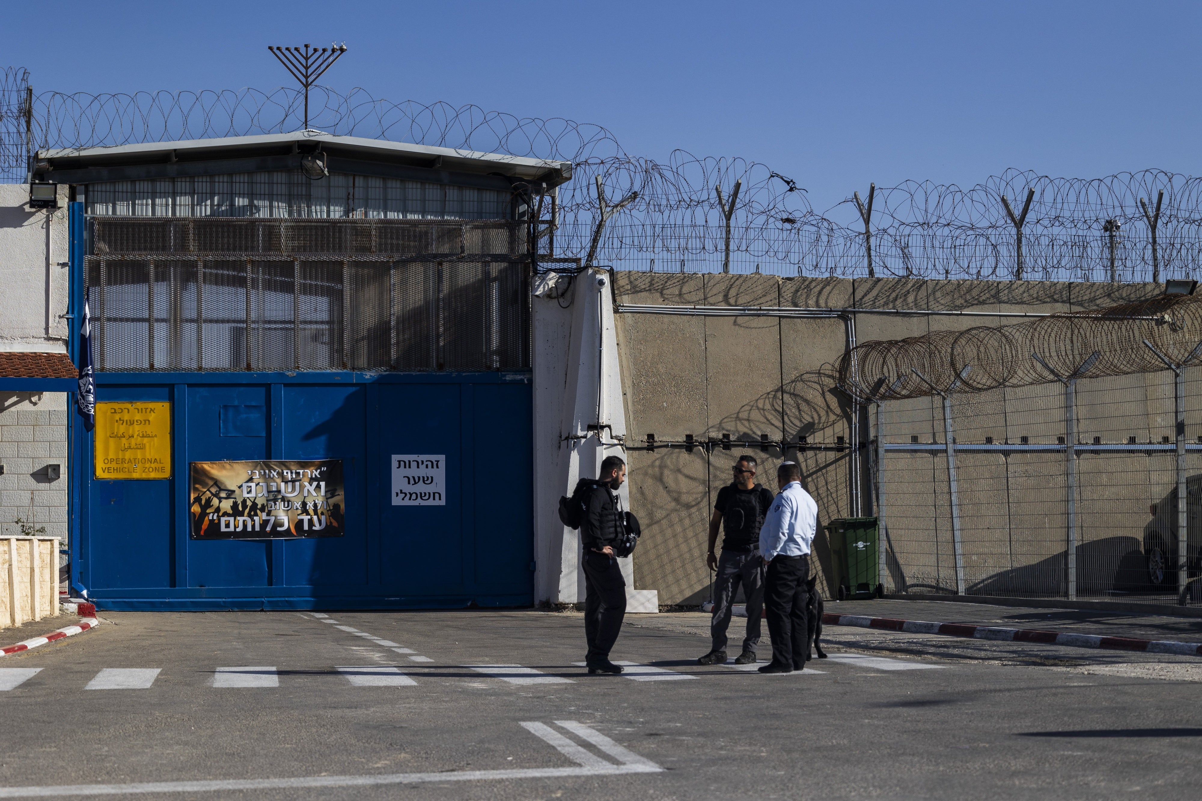 סוהרים ישראלים ממתינים בכניסה לכלא עופר שבגדה המערבית הכבושה להגעת אסירים פלסטינים מכלא ישראלי אחר, 24 בנובמבר.