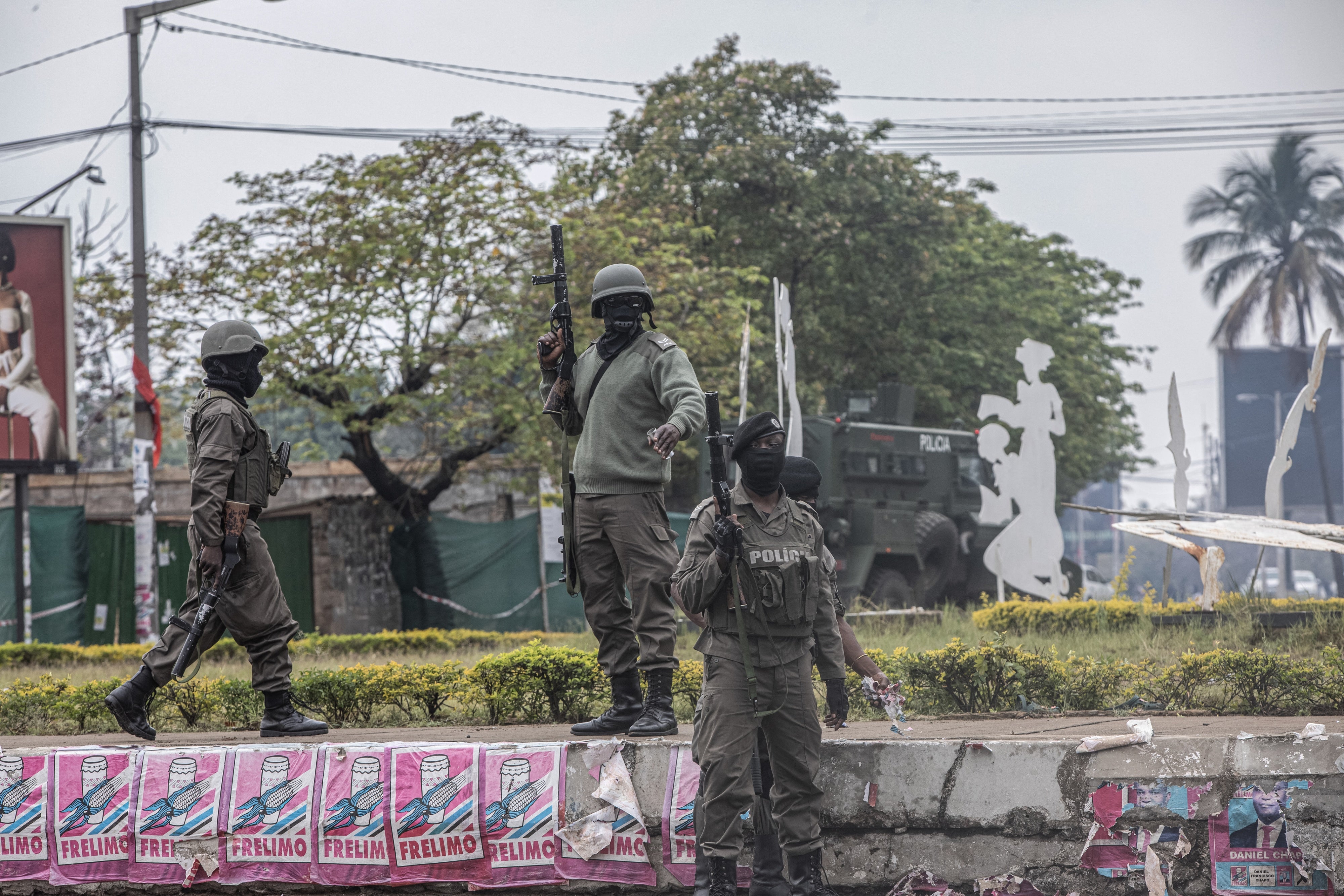 Des policiers anti-émeute déployés dans la capitale du Mozambique, Maputo, le 21 octobre 2024, lors d’une marche organisée par le parti d’opposition PODEMOS douze jours après l’élection présidentielle du 9 octobre. 