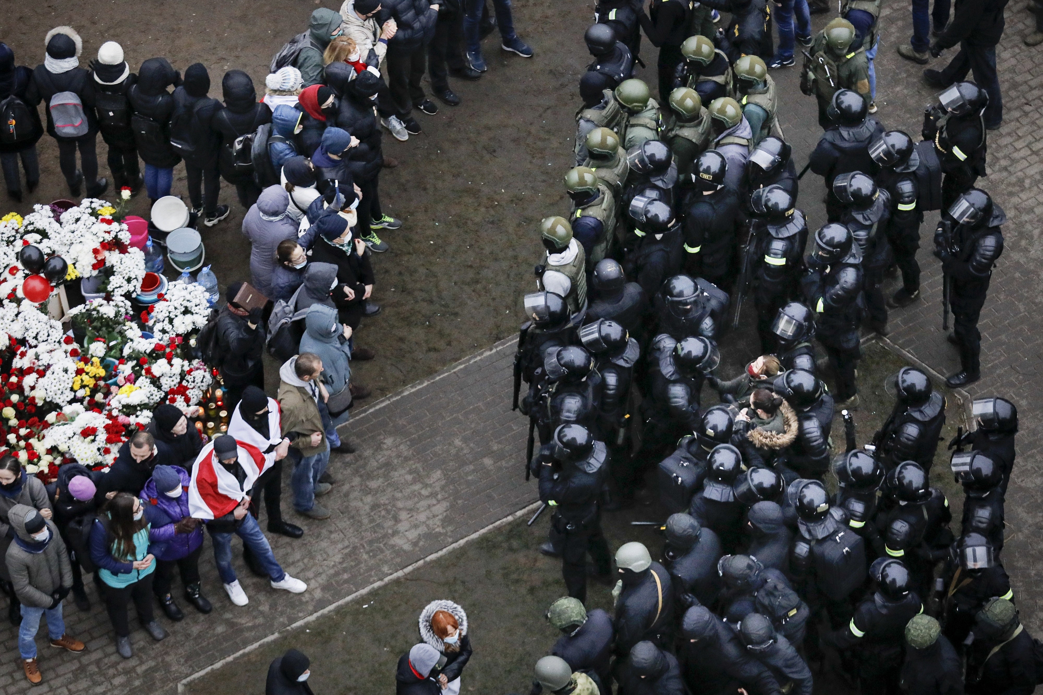 : ОМОН окружает участников оппозиционного митинга в Минске 15 ноября 2020 года после официального объявления оспариваемой победы Александра Лукашенко на президентских выборах.