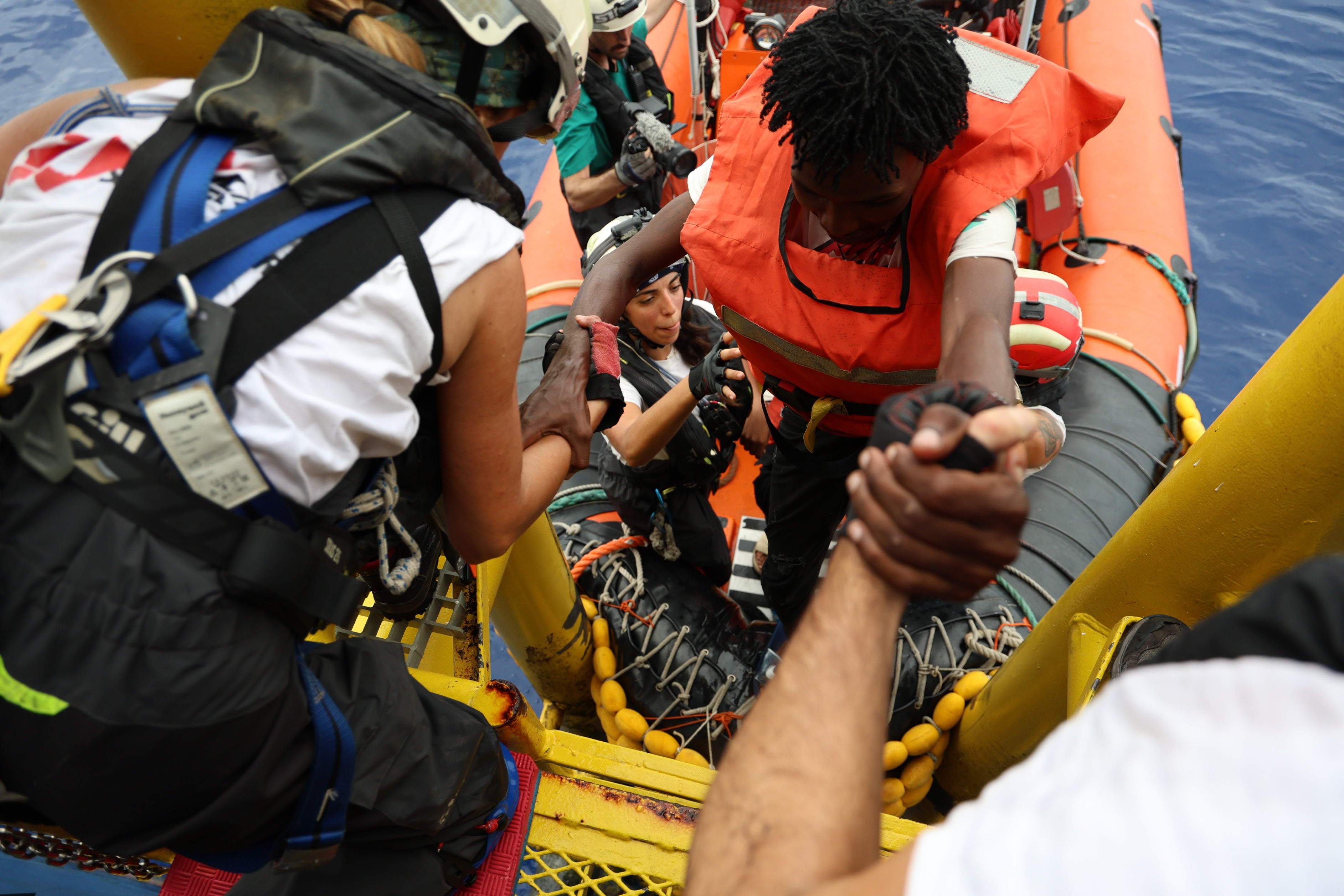 Des secouristes de Médecins Sans Frontières aidaient un homme à monter à bord du navire de MSF, lors d’une opération de sauvetage menée en Méditerranée centrale le 20 septembre 2024. 