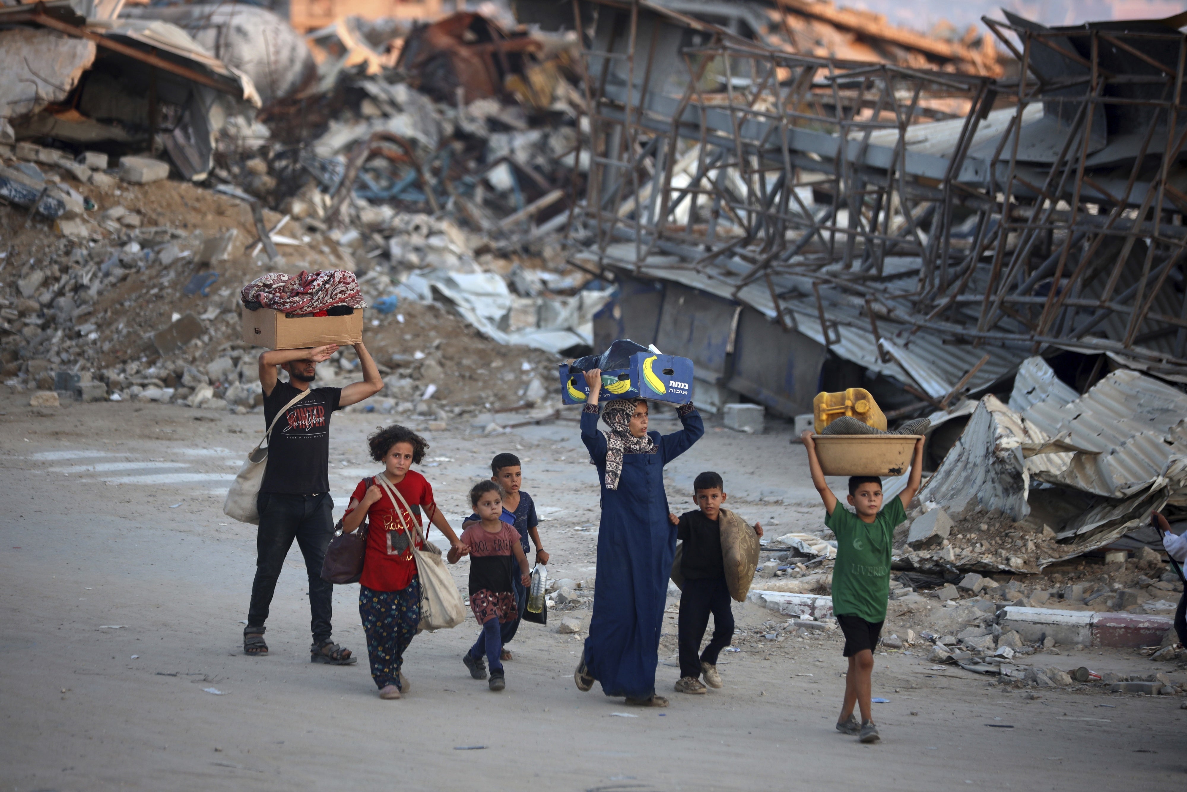 Palestinesi sfollati lasciano il campo profughi di al-Bureji, nella parte centrale di Gaza, dopo che l’esercito Israeliano ha emesso un nuovo ordine di evacuazione, il 28 luglio, 2024. © 2024 Majdi Fathi/NurPhoto via AP