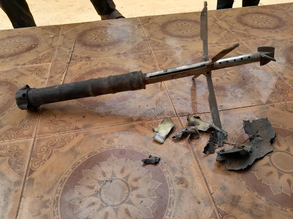 Les restes d'un projectile tombé sur une maison à Moundou, au sud du Tchad, le 9 mai 2024, après l'annonce des résultats provisoires de l'élection présidentielle au Tchad.