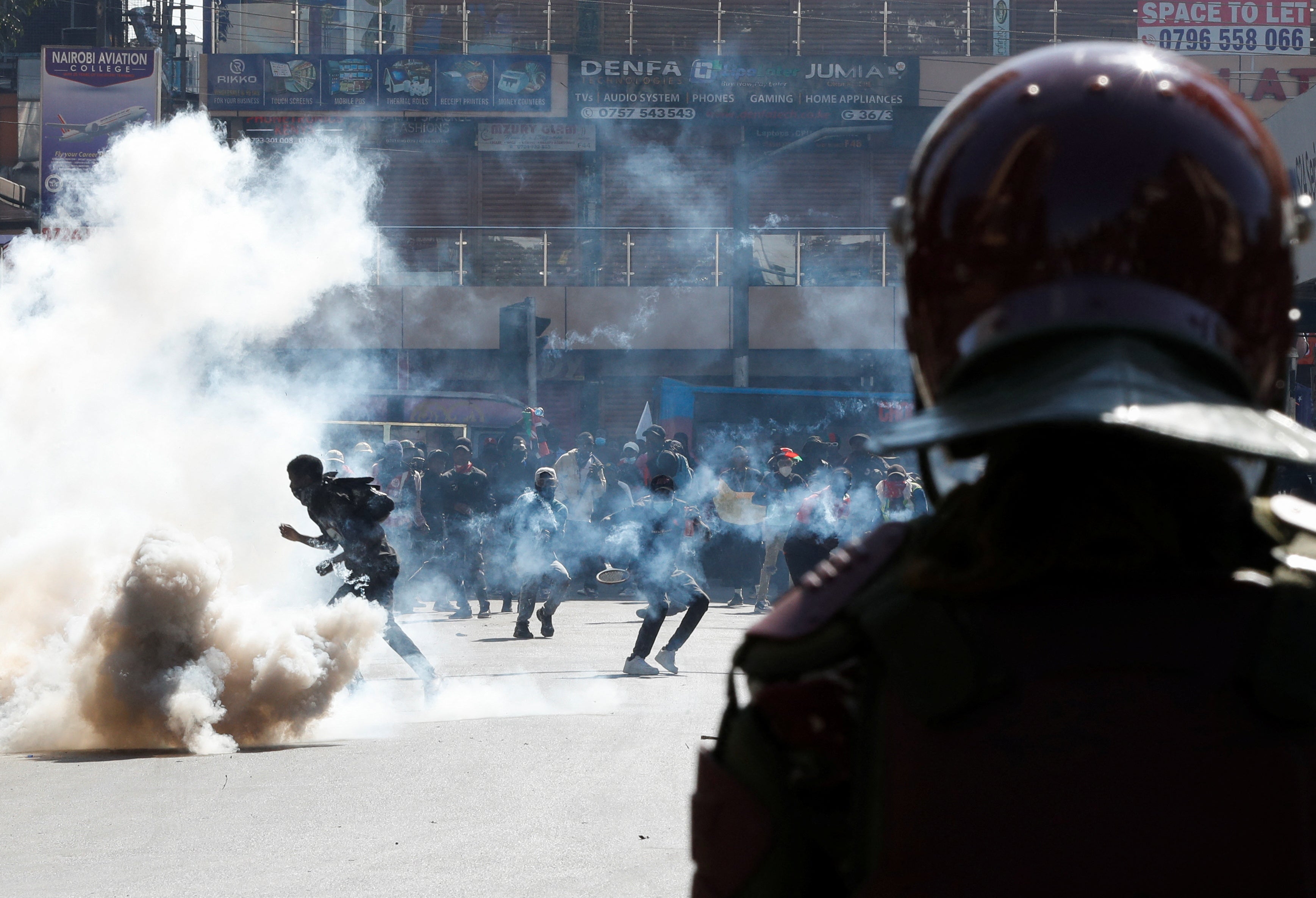 Intervention des forces de l’ordre kenyanes lors d’une manifestation contre le projet de loi de finances 2024/2025 à Nairobi, Kenya, le 25 juin 2024.