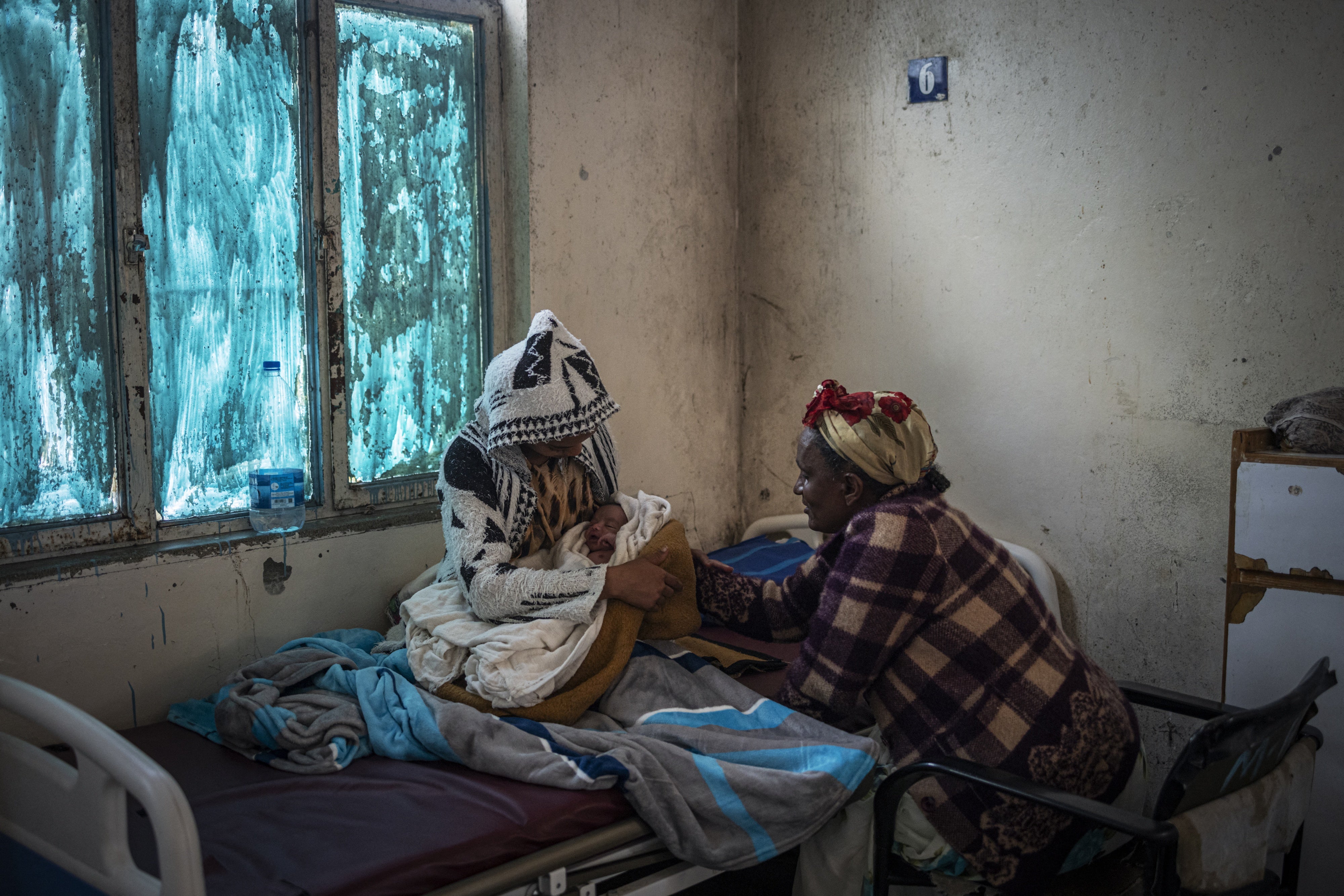 Une jeune mère tenait son nourrisson dans la maternité d'un hôpital à Mekele, dans la région du Tigré, en Éthiopie, en 2024.