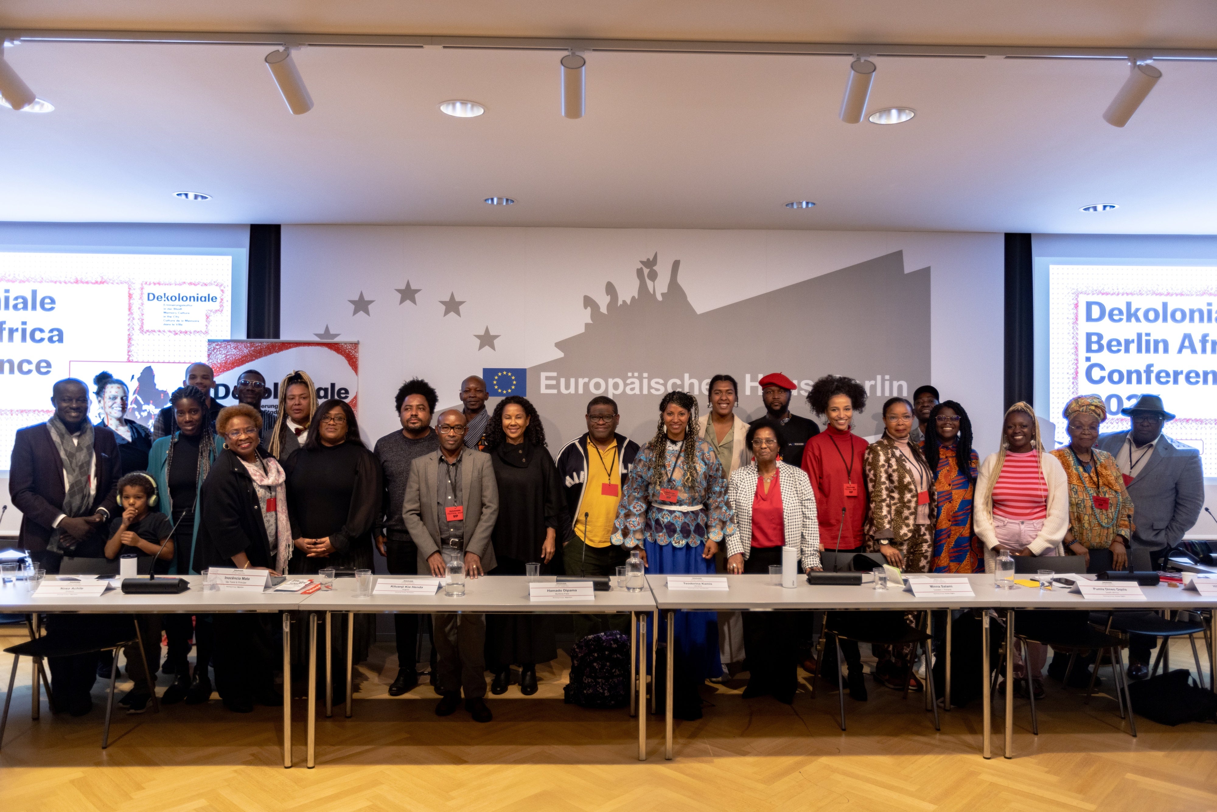 Les participant-e-s à la conférence « Dekoloniale Berlin Africa » (dont la députée travailliste britannique Bell Ribeiro-Addy, au centre, en tenue noire), tenue à Berlin le 15 novembre 2024.