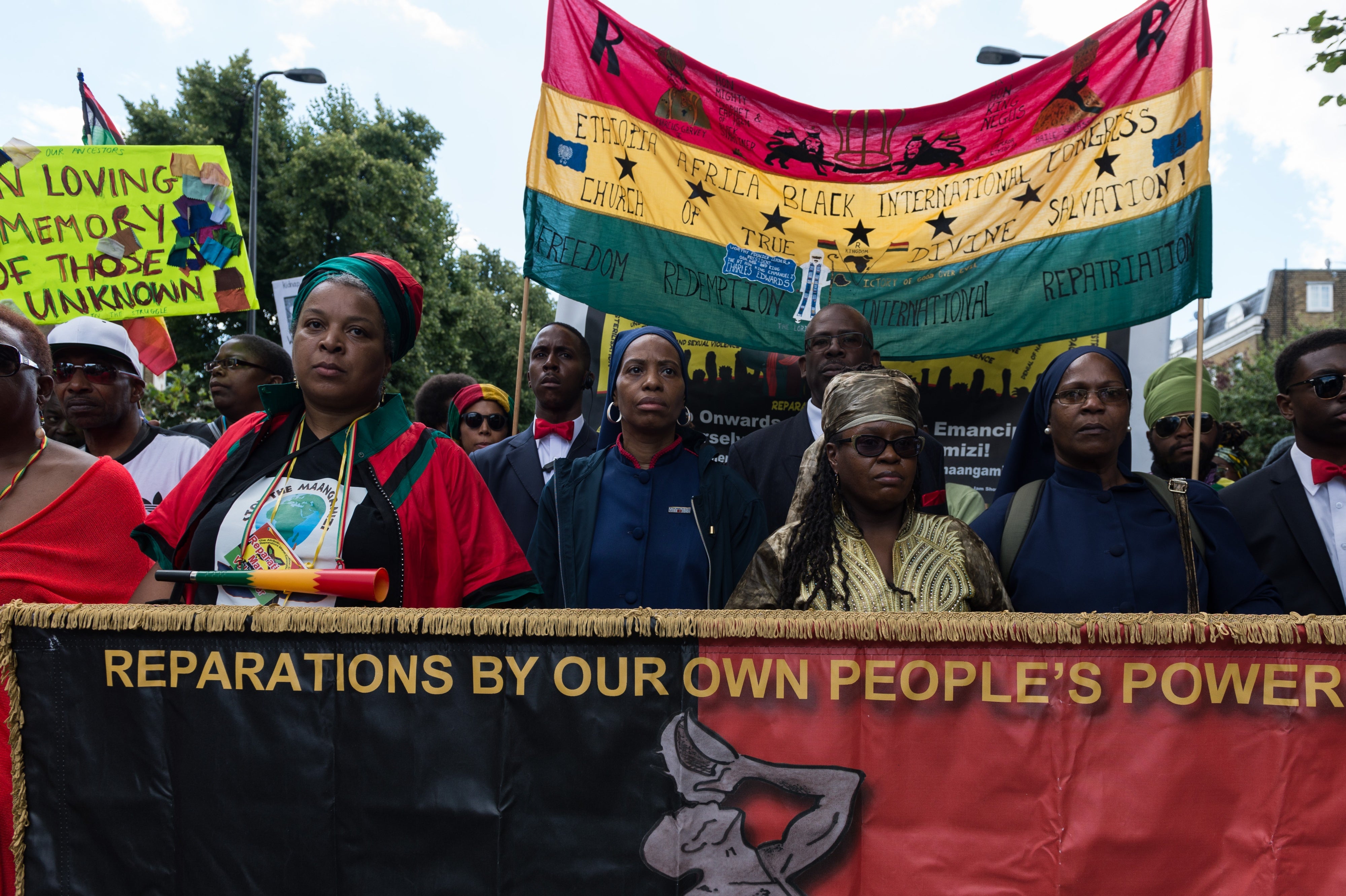 Des centaines de personnes d'origine africaine participaient à Londres à une marche en faveur de réparations, lors de la Journée de l'émancipation africaine, le 1er août 2017.