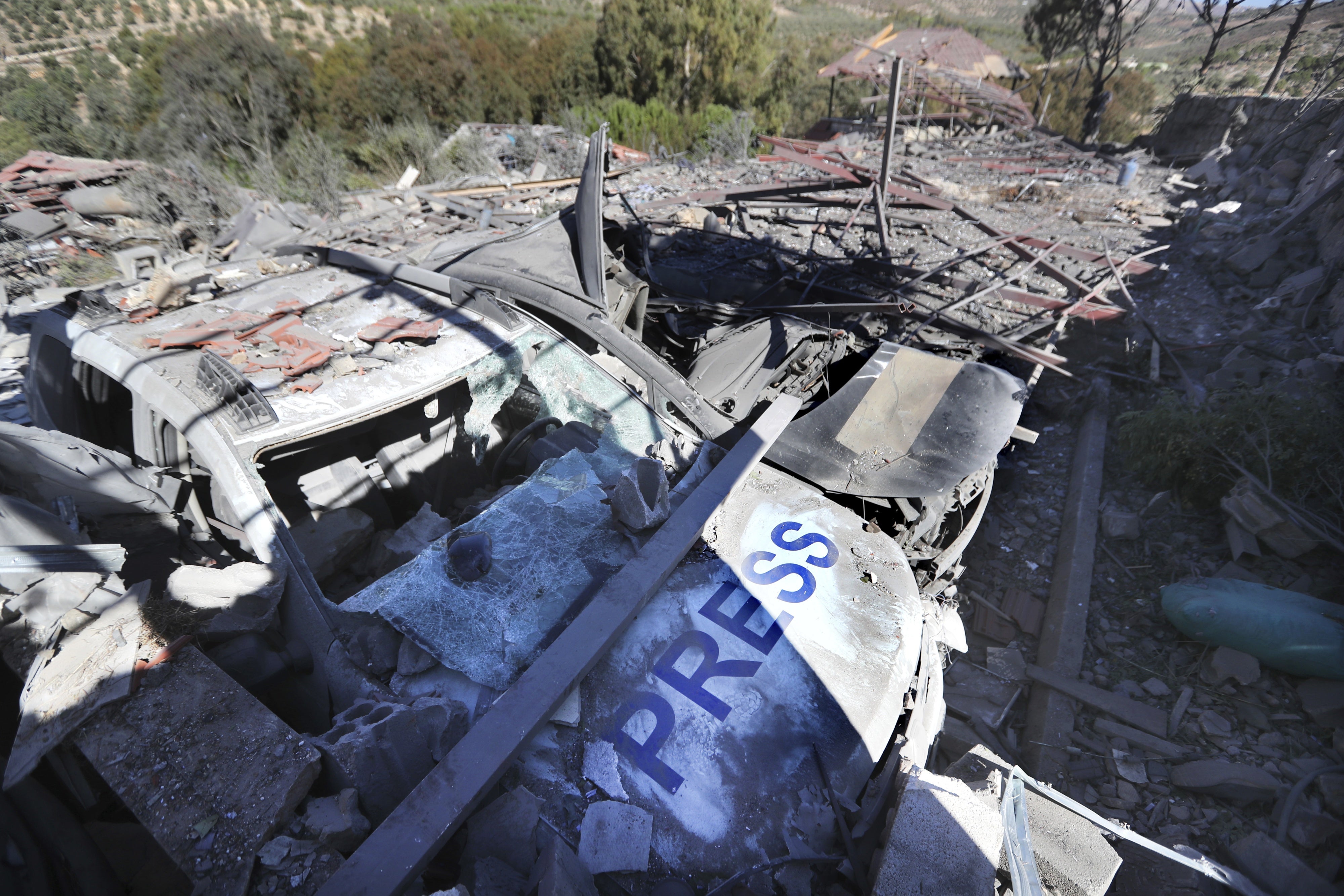 Deux véhicules détruits, dont l’un était clairement identifiable grâce au mot « PRESS » (« Presse ») en grandes lettres, photographiés parmi les décombres au Hasbaya Village Resort, dans le sud du Liban, le 25 octobre 2024. 