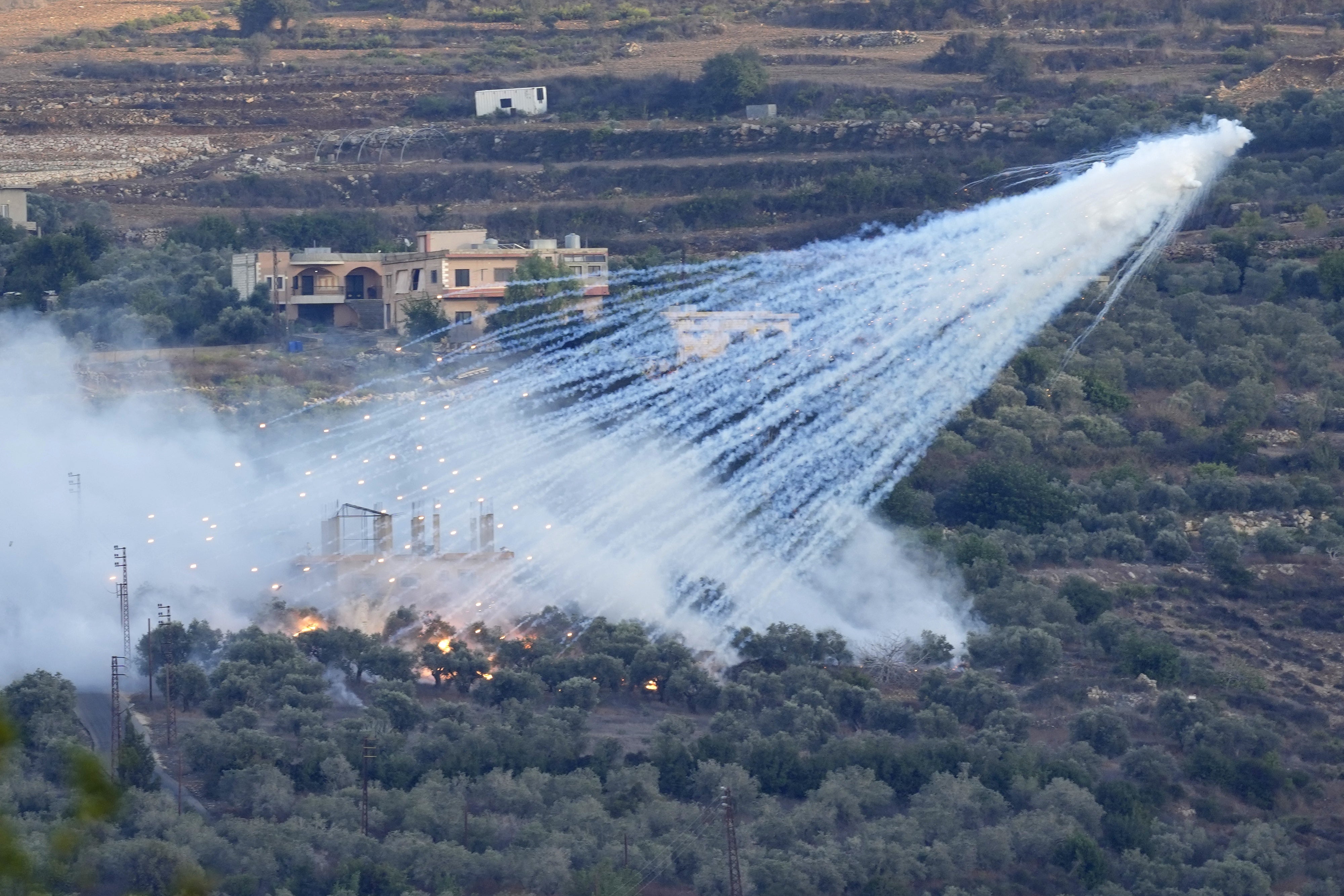 قذيفة مدفعية إسرائيلية عيار 155 ملم تحتوي على الفوسفور الأبيض تنفجر على ارتفاع منخفض فوق قرية البستان في لبنان بالقرب من الحدود مع إسرائيل، 15 أكتوبر/تشرين الأول 2023.