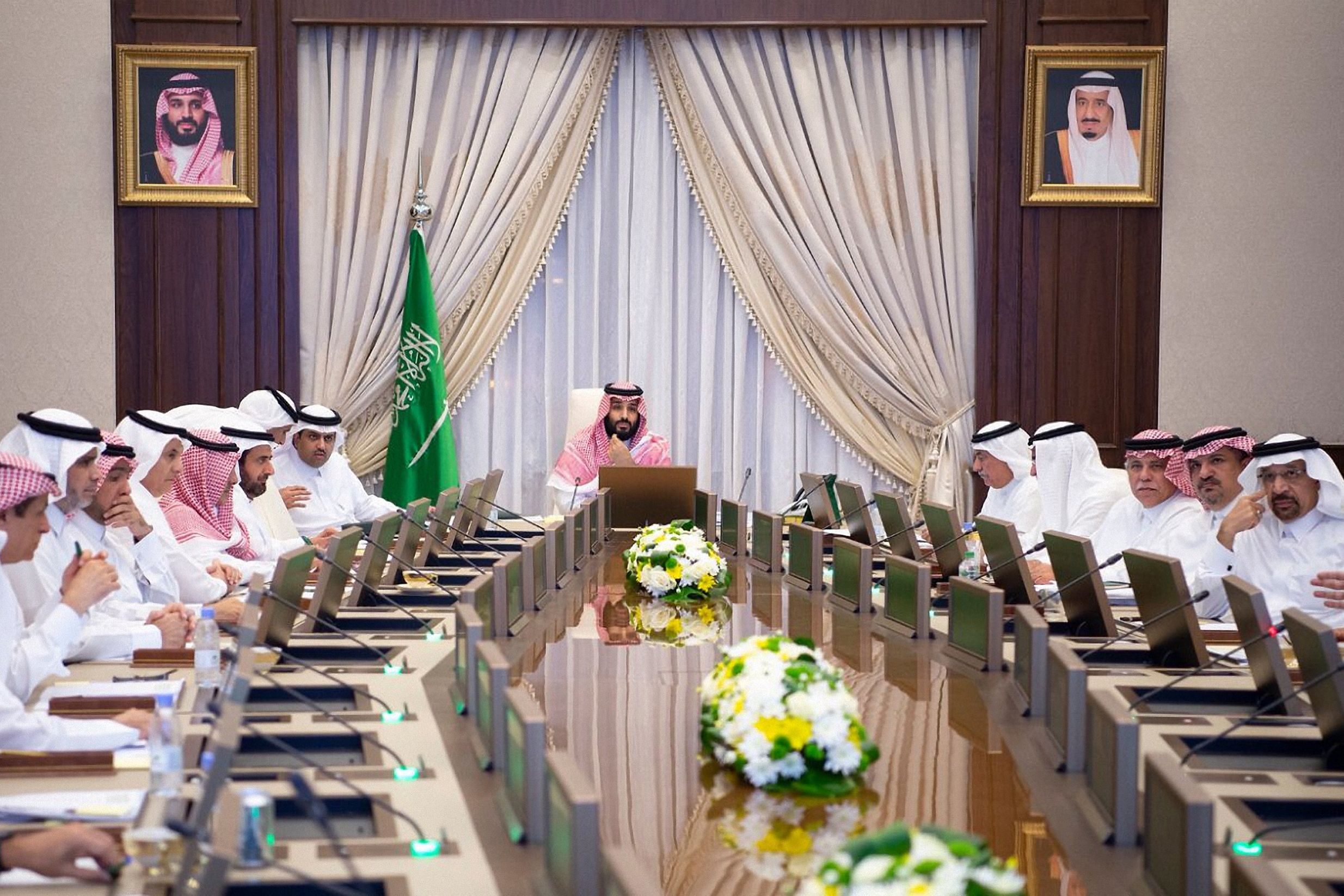 Der saudi-arabische Kronprinz Mohammed bin Salman (Mitte) leitet eine Sitzung des Rates für Wirtschaft und Entwicklung in Dschidda, Königreich Saudi-Arabien, am 29. Mai 2018. Der Rat ist für die Aufsicht über den Staatsfonds Saudi-Arabiens, den Public Investment Fund (PIF), zuständig.