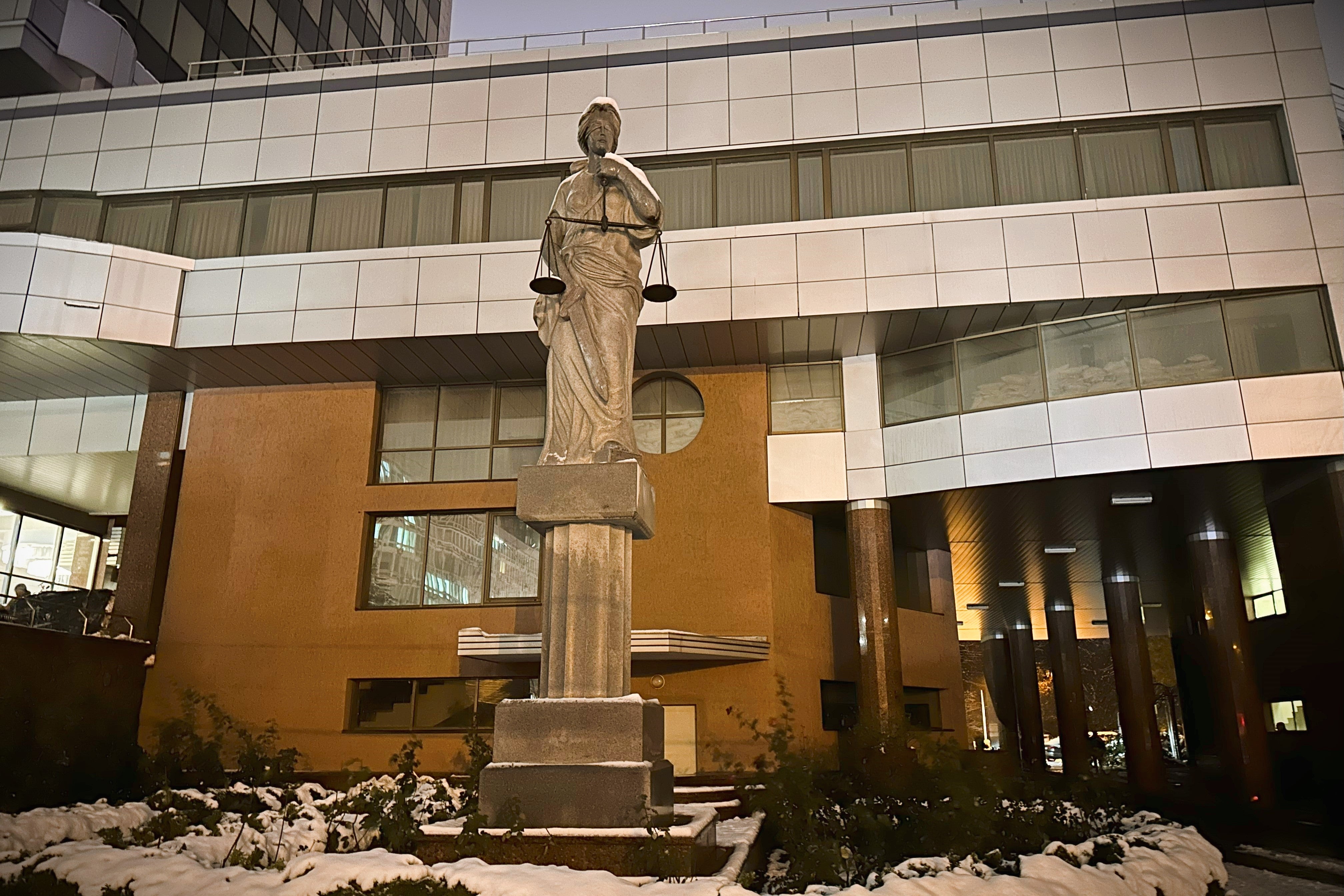 Статуя Феміди, давньогрецької богині правосуддя, біля будівлі Київського апеляційного суду. 