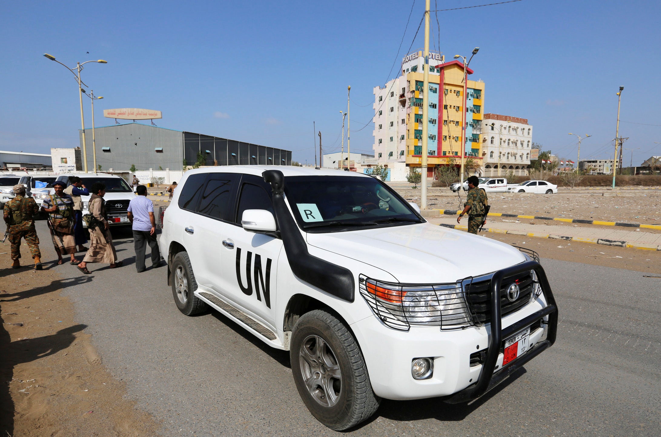 Un véhicule des Nations Unies, faisant partie d’un convoi d’aide humanitaire de l’ONU et du Programme alimentaire mondial, était contrôlé par les forces houthies dans une zone gouvernée par les Houthis près de Hodeïda, dans le sud-ouest du Yémen, le 26 février 2019.