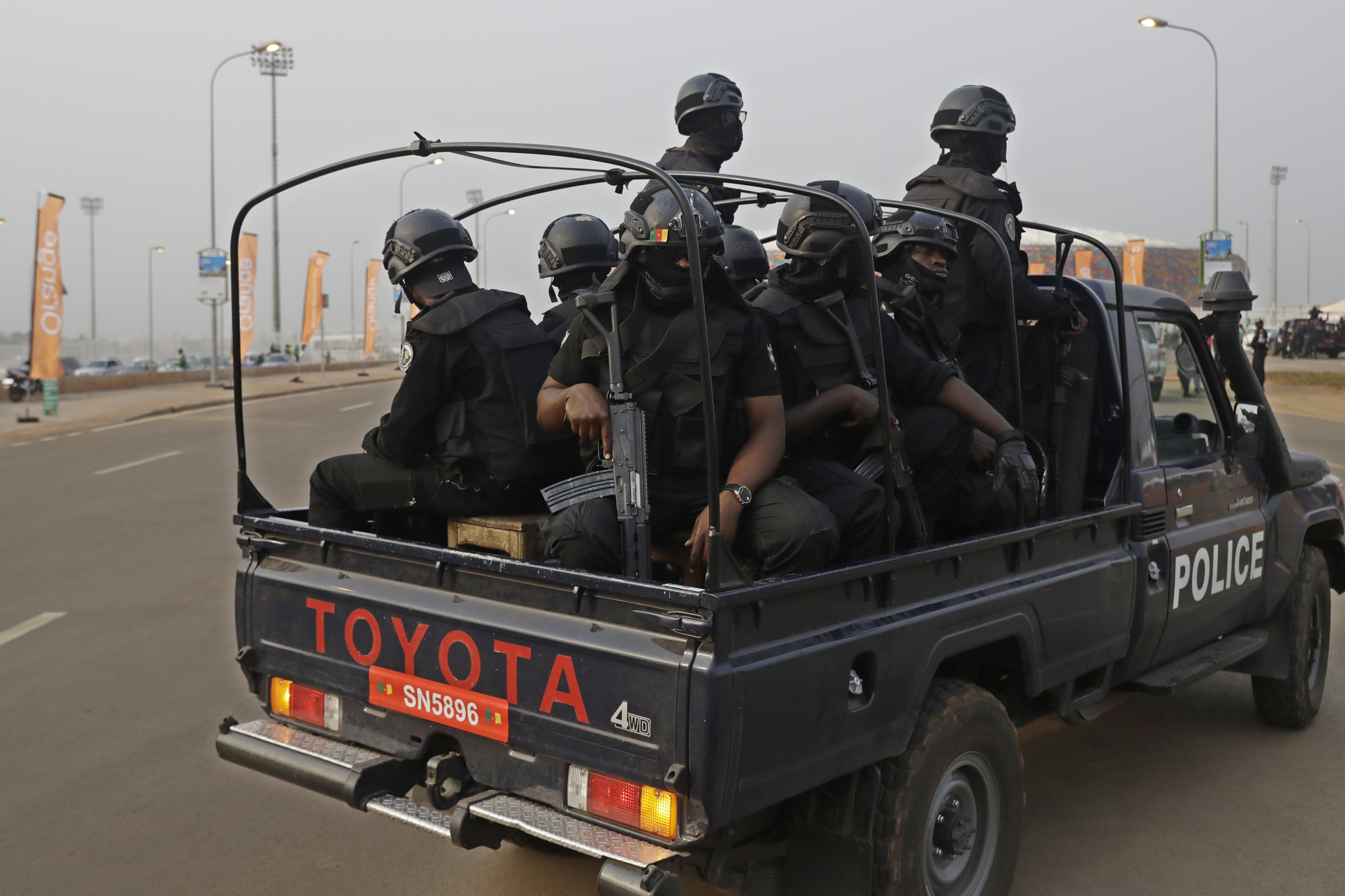 Des officers de police camerounais près du stade d'Olembé à Yaoundé, au Cameroun, le 3 février 2022.