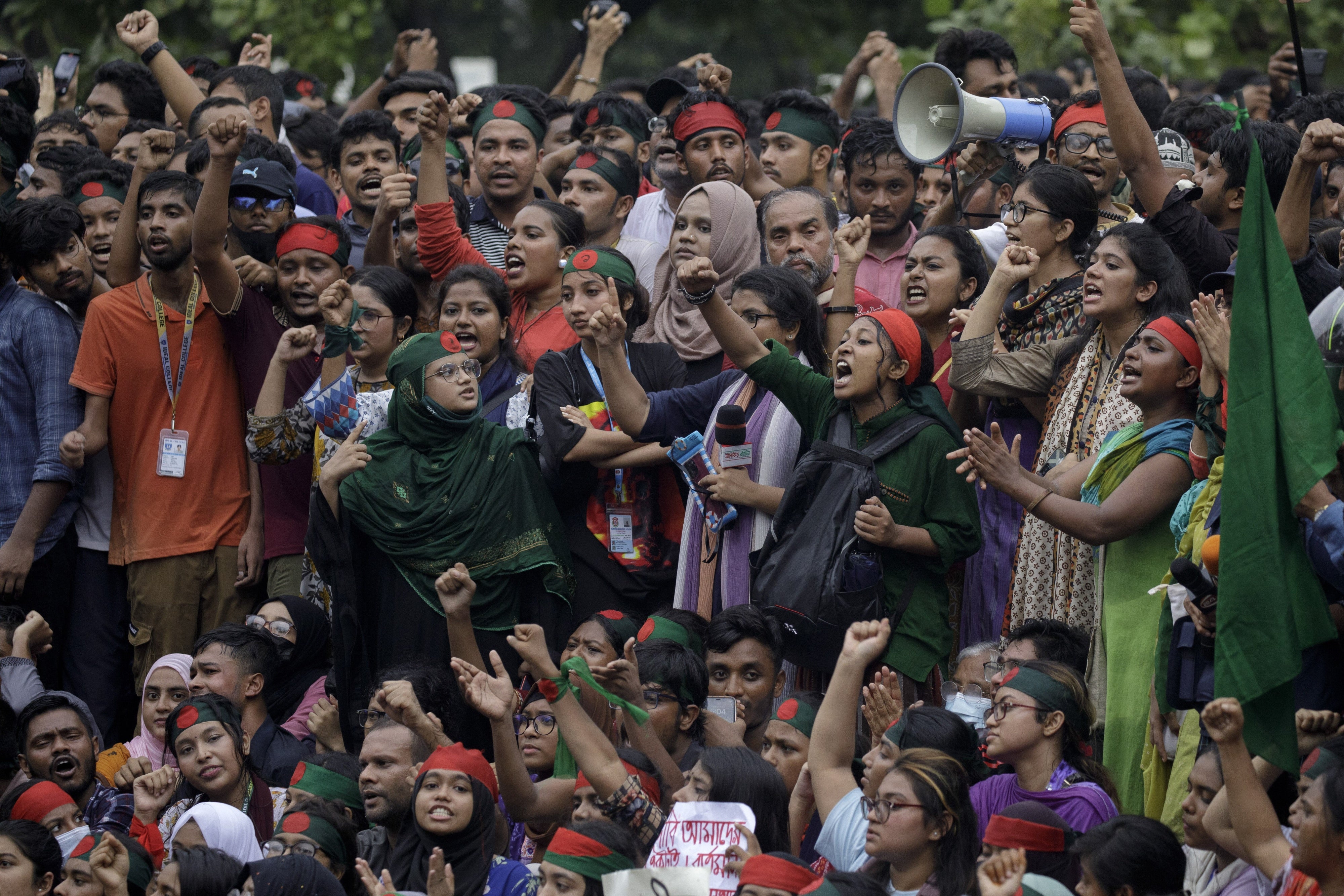Studenten nehmen an einem Protestmarsch teil, um Gerechtigkeit für die Opfer der Anti-Quoten-Proteste zu fordern. Dhaka, Bangladesch, 3. August 2024.