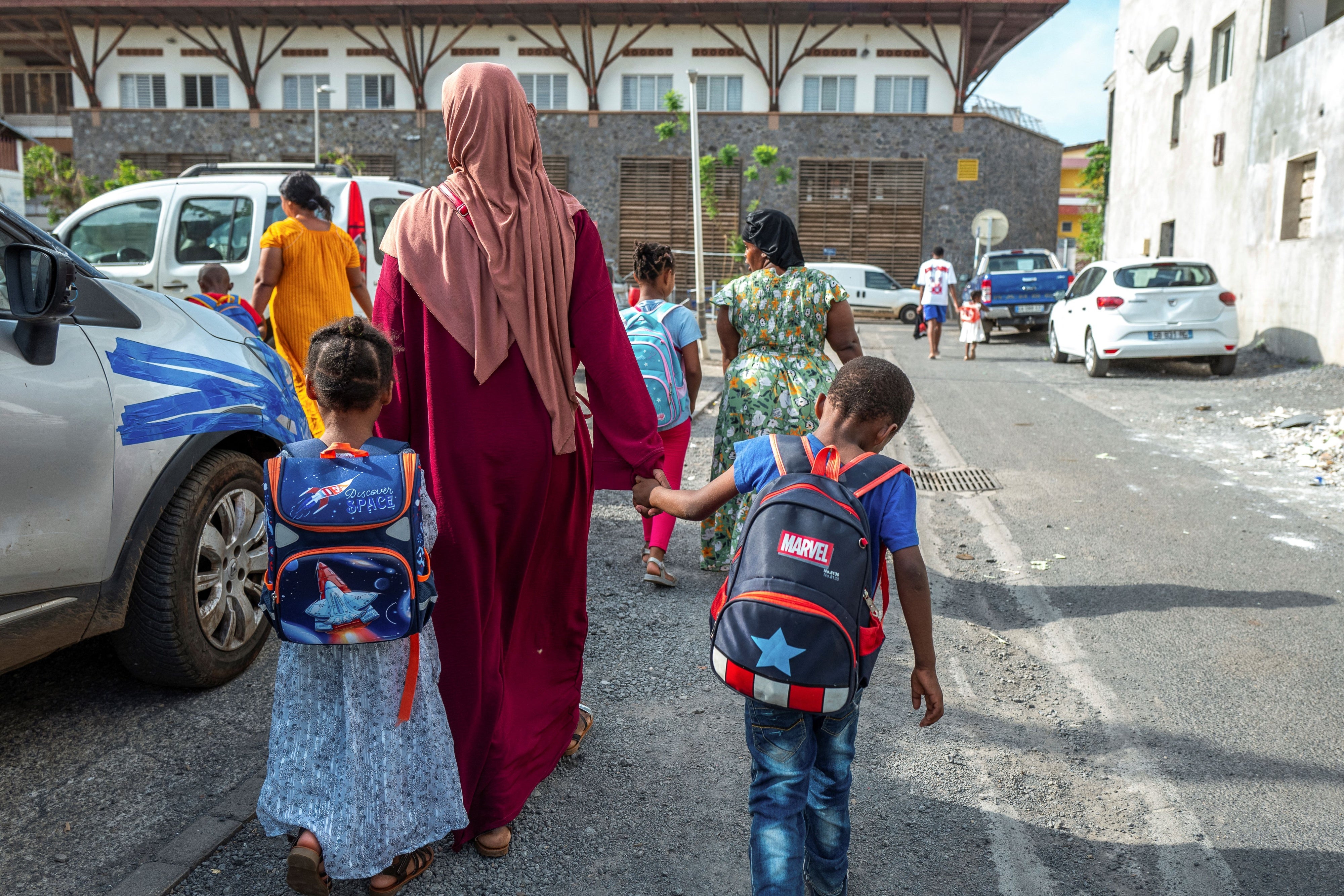 Des enfants sur le chemin de l'école