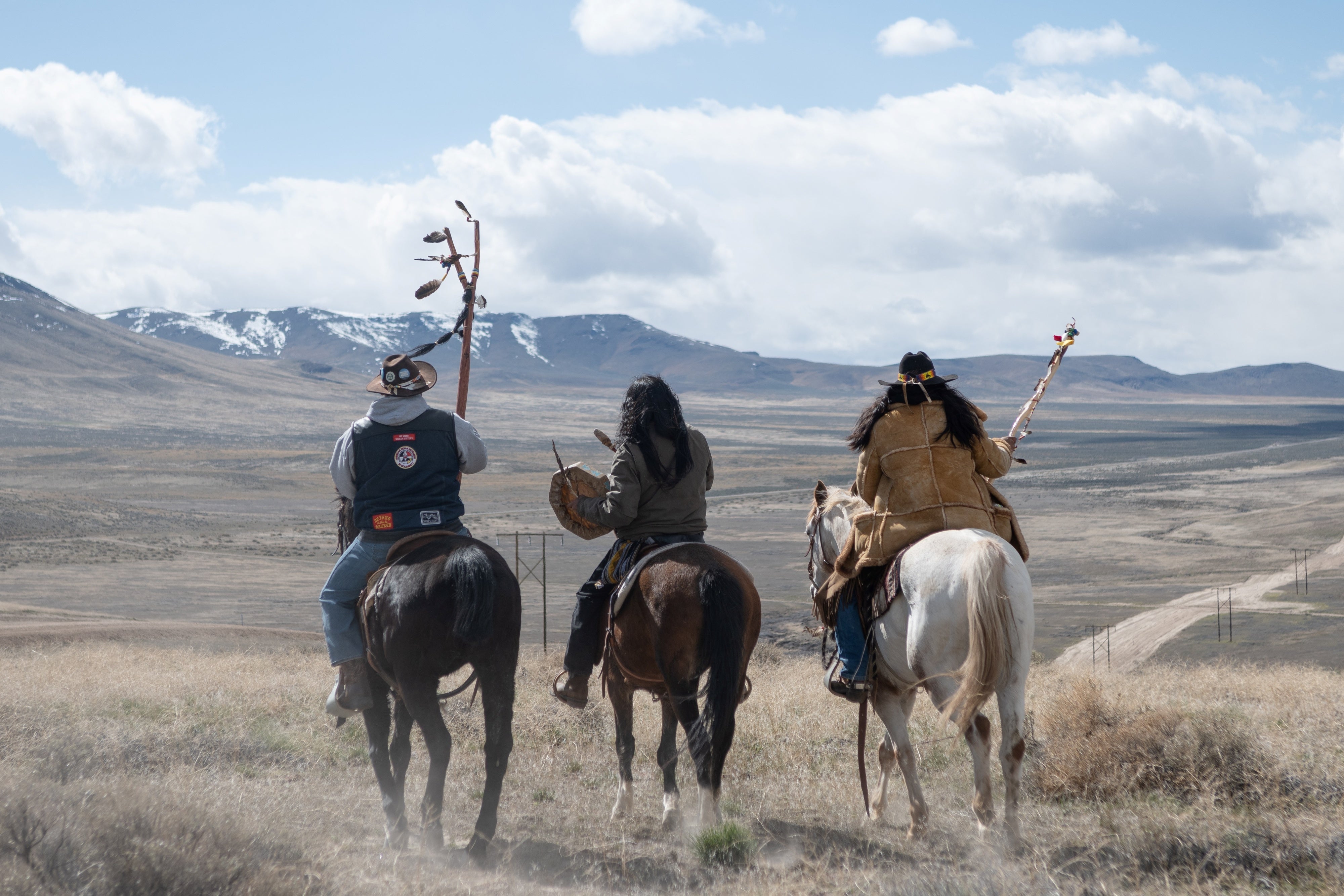 Los jinetes de oración de las Tribus Numu/Nuwu y Newe observan la construcción en curso que está destruyendo la tierra sagrada de Peehee Mu'huh. Nevada, 26 de marzo de 2024.