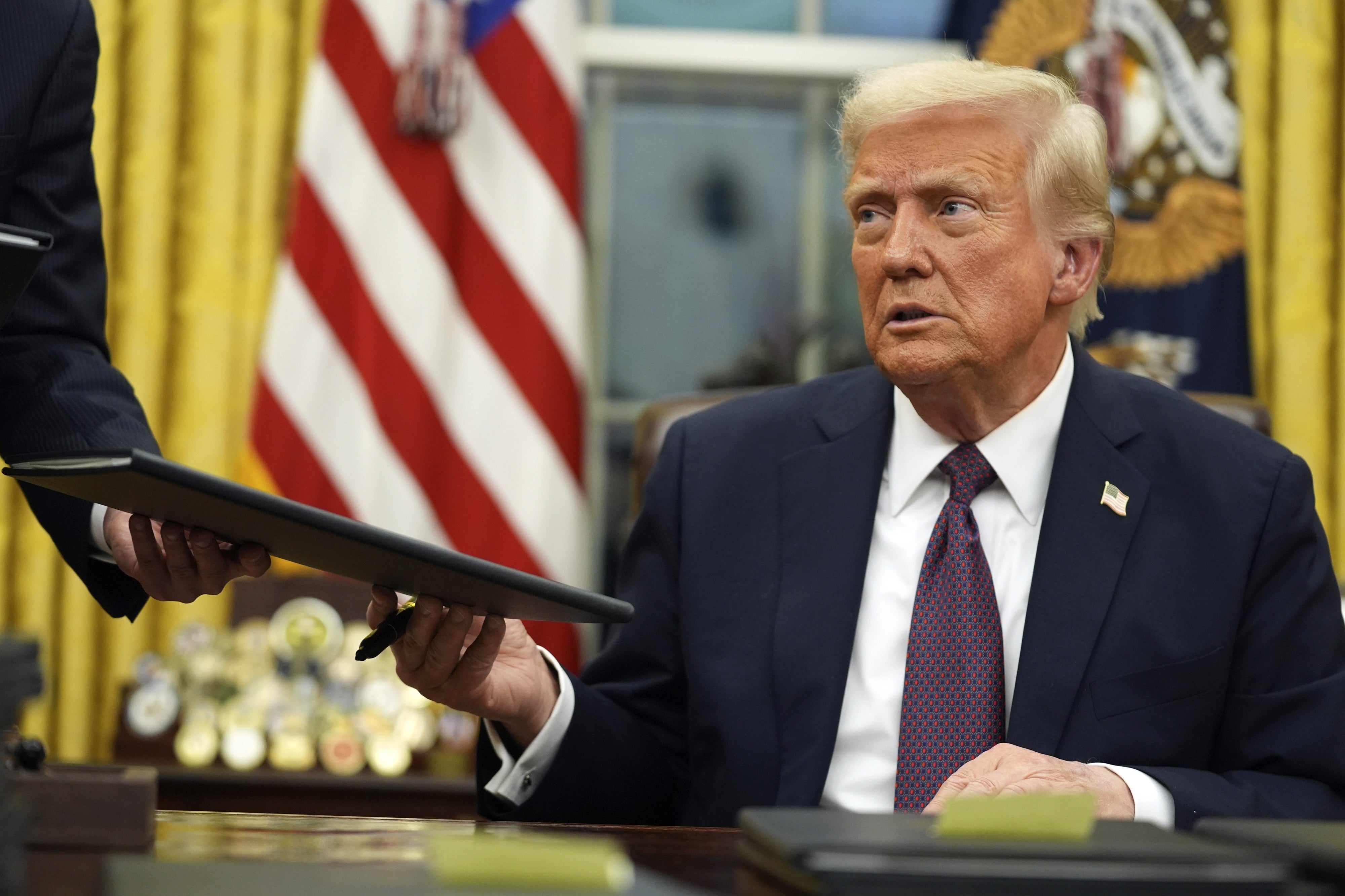 US-Präsident Donald Trump unterzeichnet am 20. Januar 2025 im Oval Office des Weißen Hauses in Washington, D.C., Präsidialerlasse.