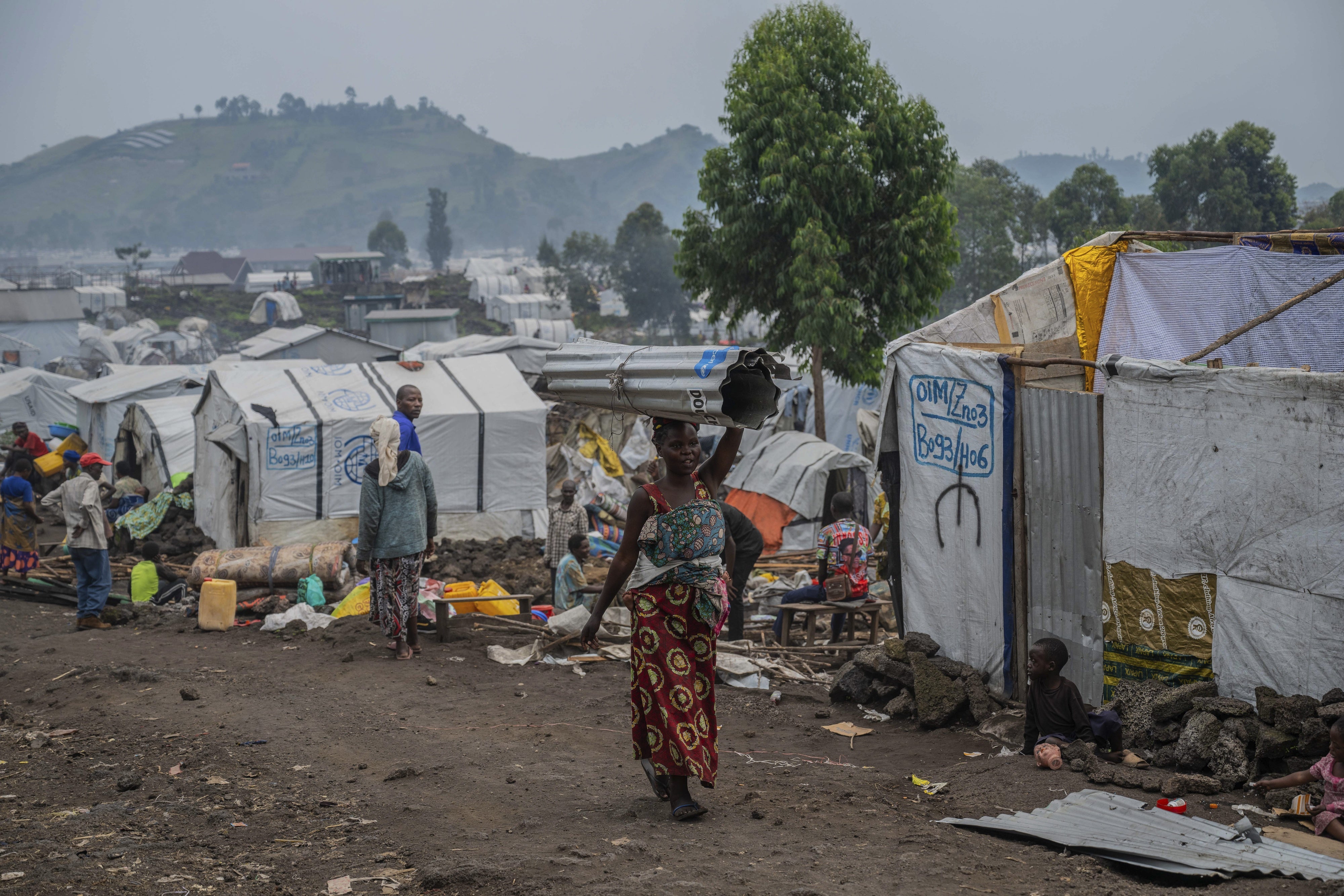 Des personnes déplacées par les combats entre le groupe armé M23 et les forces gouvernementales congolaises quittent leur camp après que le M23 a ordonné leur déplacement, à Goma, en Republique démocratique du Congo, le 11 février 2025.